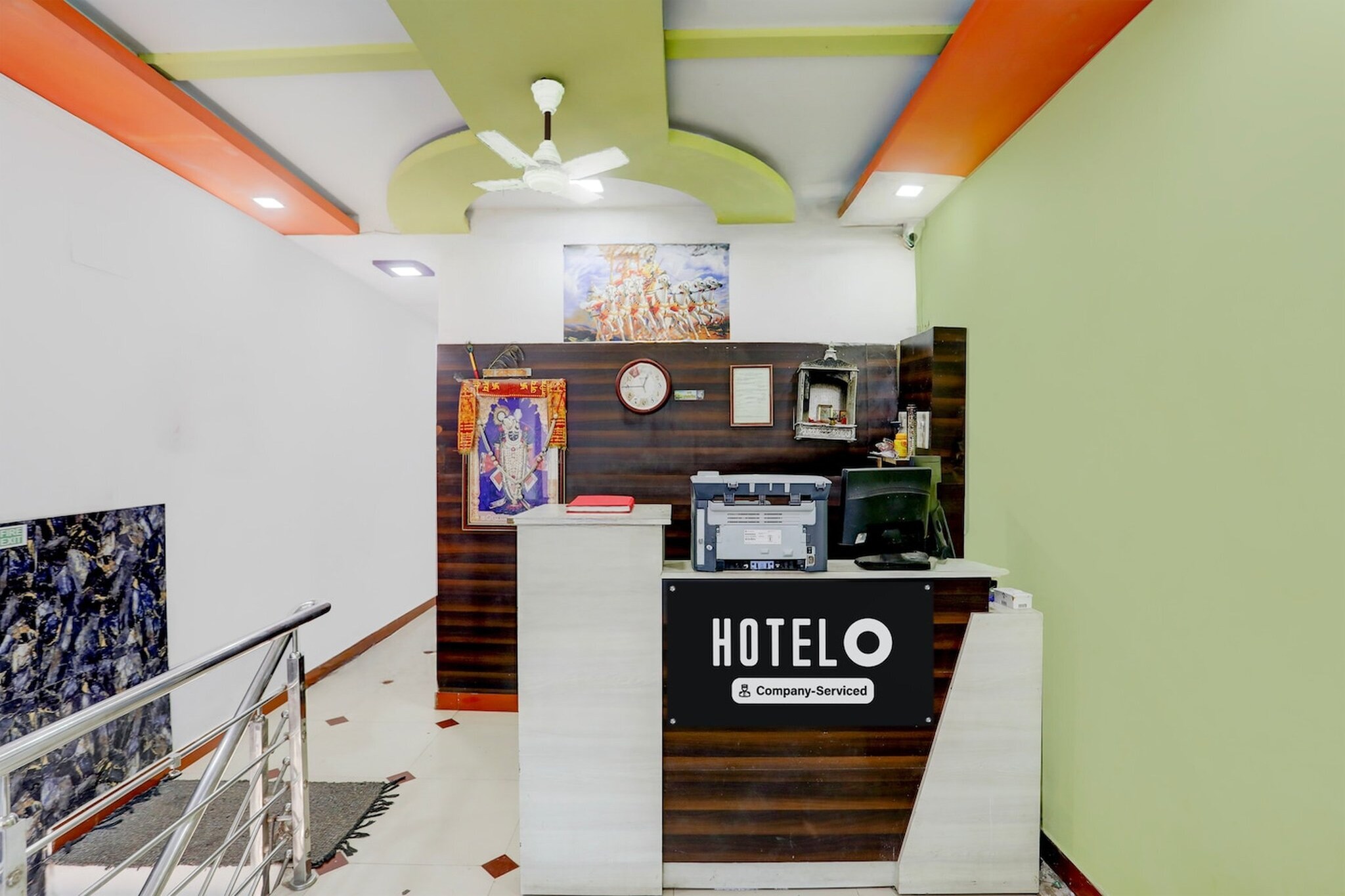 Ground floor: (bedroom(double bed, TV, seating area, air conditioning, Towels incl., telephone, Floor mattress), bathroom(bathtub or shower, shower, washbasin, toilet, shampoo, body soap, hot water), Parking)