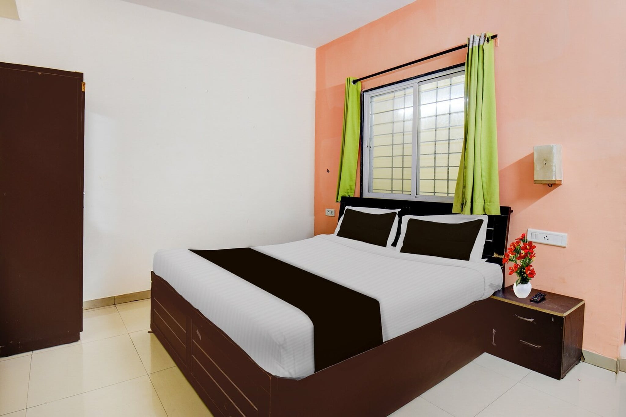 Ground floor: (bedroom(double bed, TV, seating area, air conditioning, Towels incl., telephone), bathroom(bathtub or shower, shower, washbasin, toilet, shampoo, body soap, hot water), Parking)