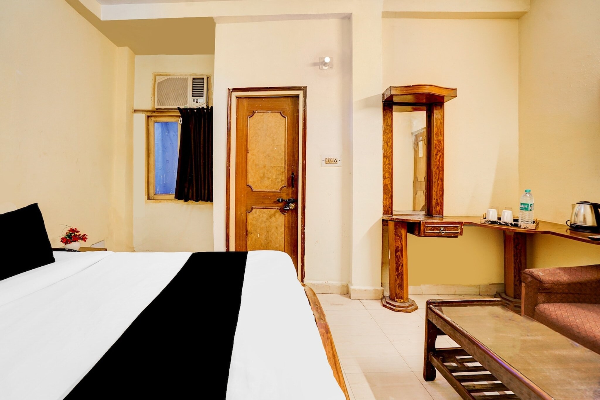 Hotel O Hussainganj Near Vidhansabha