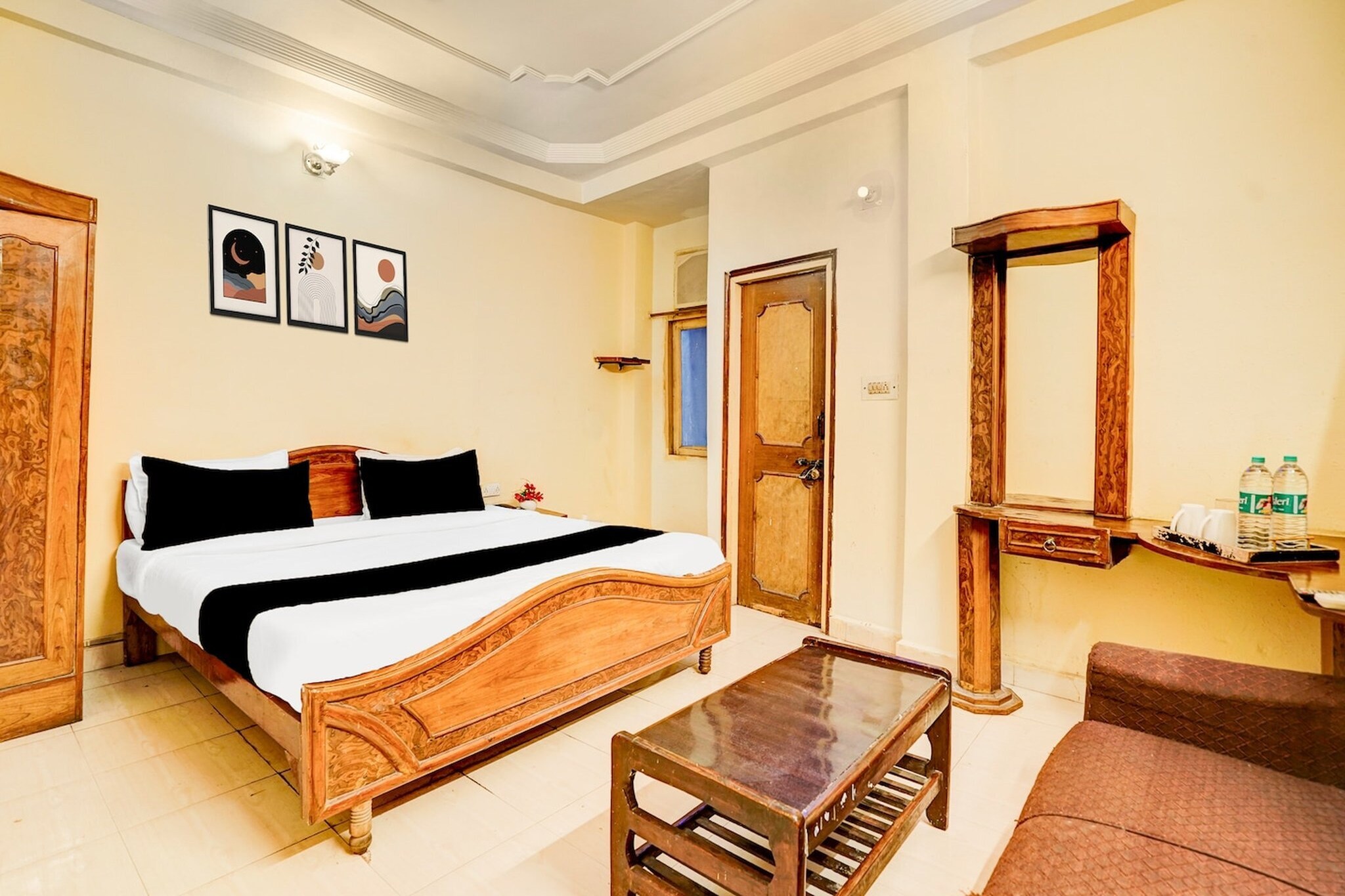 Comfortable Accommodations: Hotel O Hussainganj Near Vidhansabha in Lucknow offers family rooms with air-conditioning, private bathrooms, and modern amenities. Each room includes a kitchenette, work desk, and free toiletries.
Essential Facilities: Guests enjoy free WiFi throughout the property, a lounge, lift, 24-hour front desk, shared kitchen, housekeeping service, room service, and luggage storage. The hotel provides a continental breakfast and a comfortable seating area.
Convenient Location: Located less than 1 km from Lucknow Junction Railway Station and 10 km from Chaudhary Charan Singh International Airport, the hotel is close to attractions such as Lucknow University (4 km) and KD Singh Stadium (3 km).
Unmarried couples are warmly welcome at this property.
Guests with local ID proof are warmly welcome.
Early Check-In Policy: A full day’s room rate will be charged for check-ins before 6:00 AM. Complimentary early check-in is available between 6:00 AM and 10:00 AM, subject to room availability.
Check-in is only available to guests aged 18 and above. Please provide a government-issued ID to confirm your age.