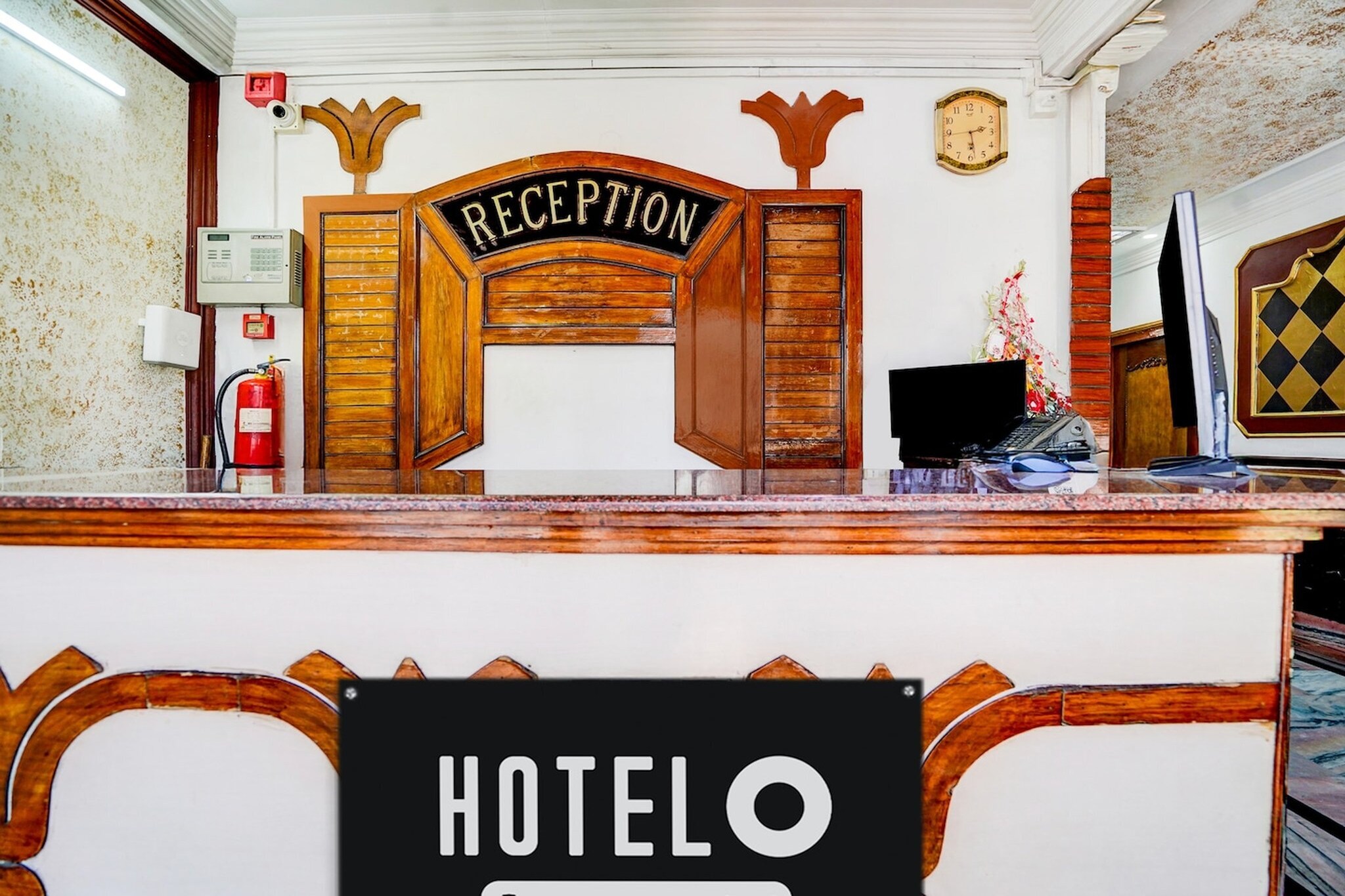 Ground floor: (bedroom(double bed, TV, seating area, air conditioning, Towels incl., telephone, Floor mattress), bathroom(bathtub or shower, shower, washbasin, toilet, shampoo, body soap, hot water), Parking, lift)
