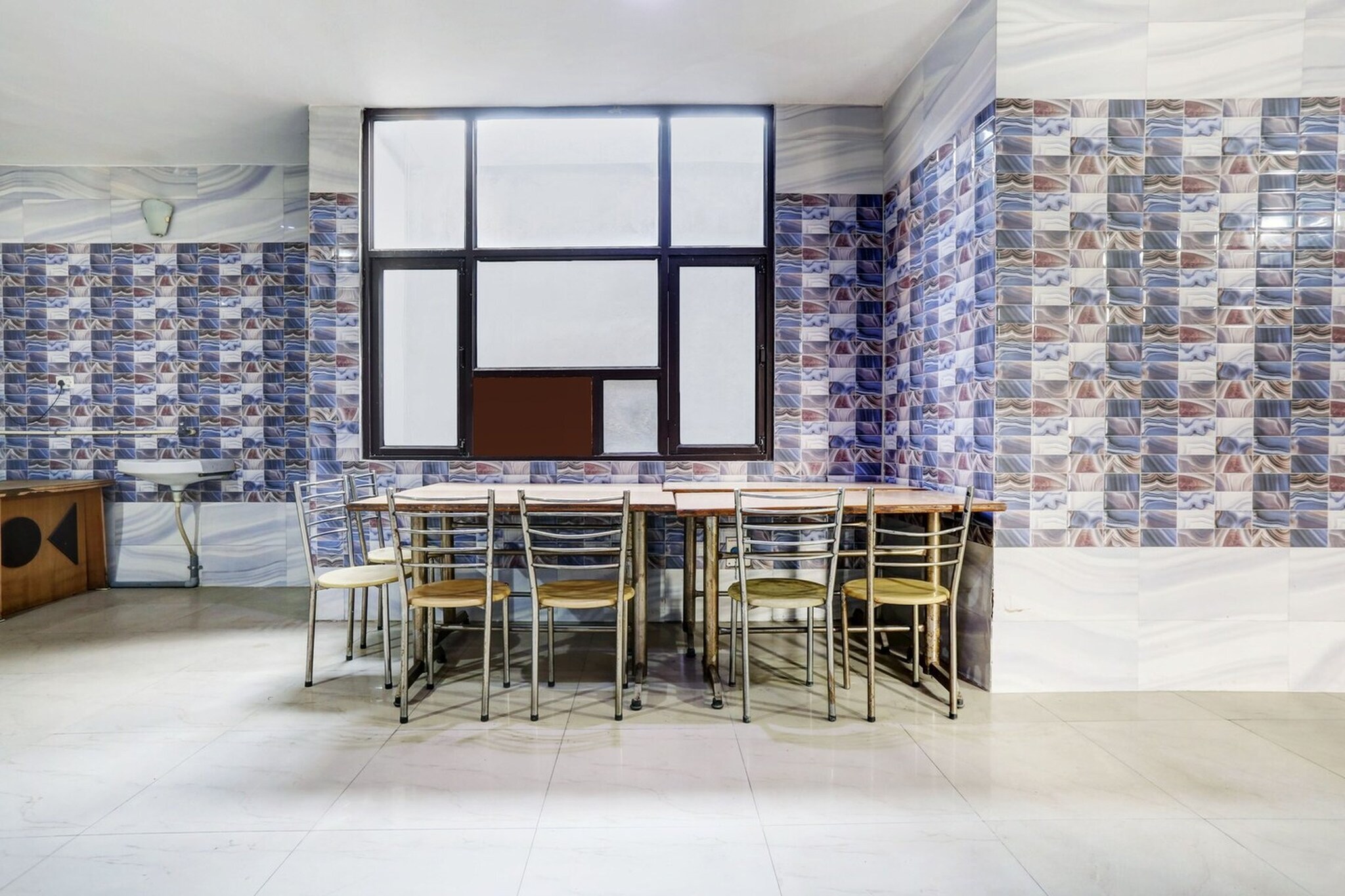 Ground floor: (bedroom(double bed, TV, seating area, air conditioning, Towels incl., telephone), bathroom(bathtub or shower, shower, washbasin, toilet, shampoo, body soap, hot water), Parking, lift)