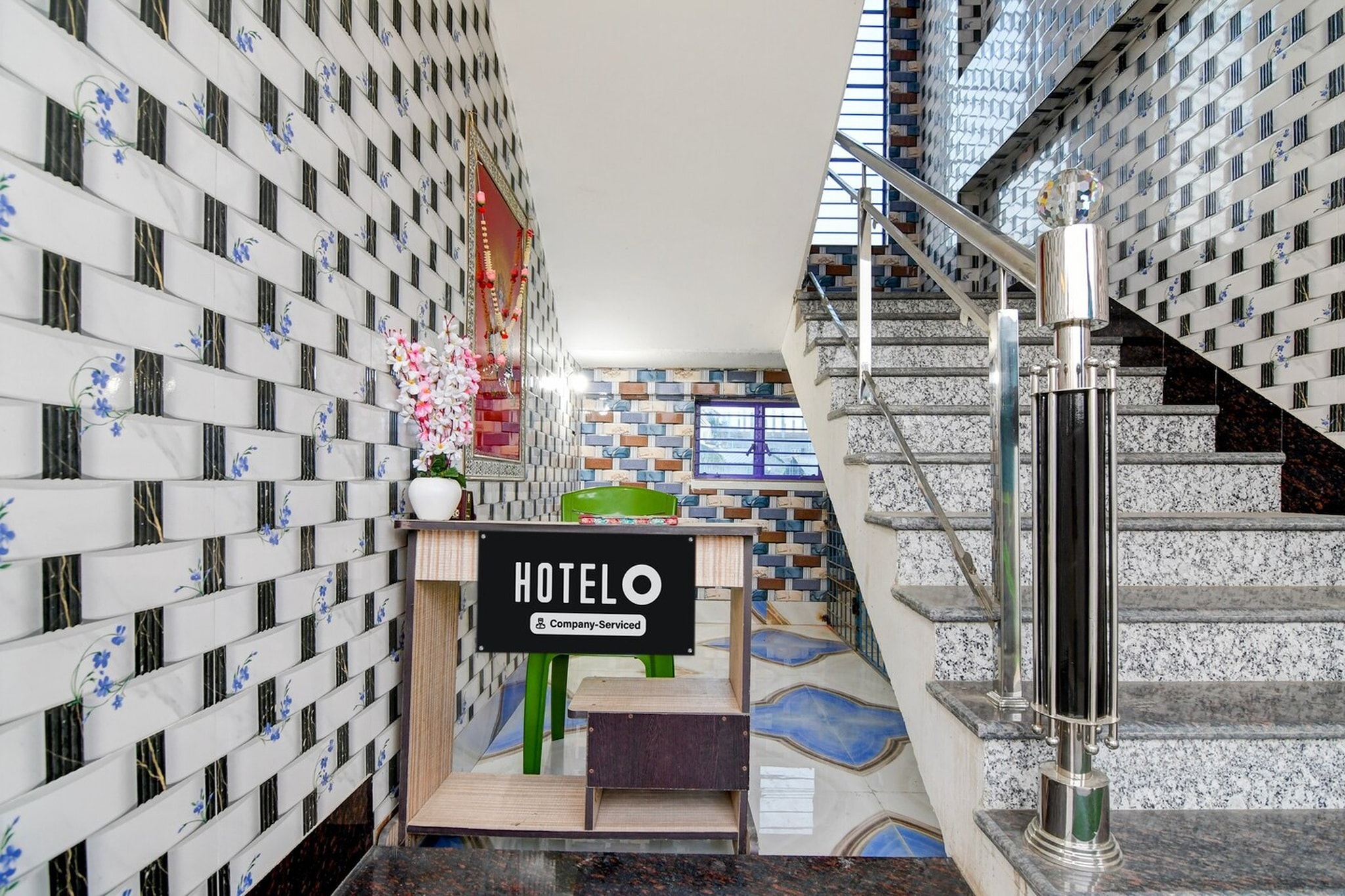 Ground floor: (bedroom(double bed, TV, seating area, air conditioning, Towels incl., telephone), bathroom(bathtub or shower, shower, washbasin, toilet, shampoo, body soap, hot water), Parking)