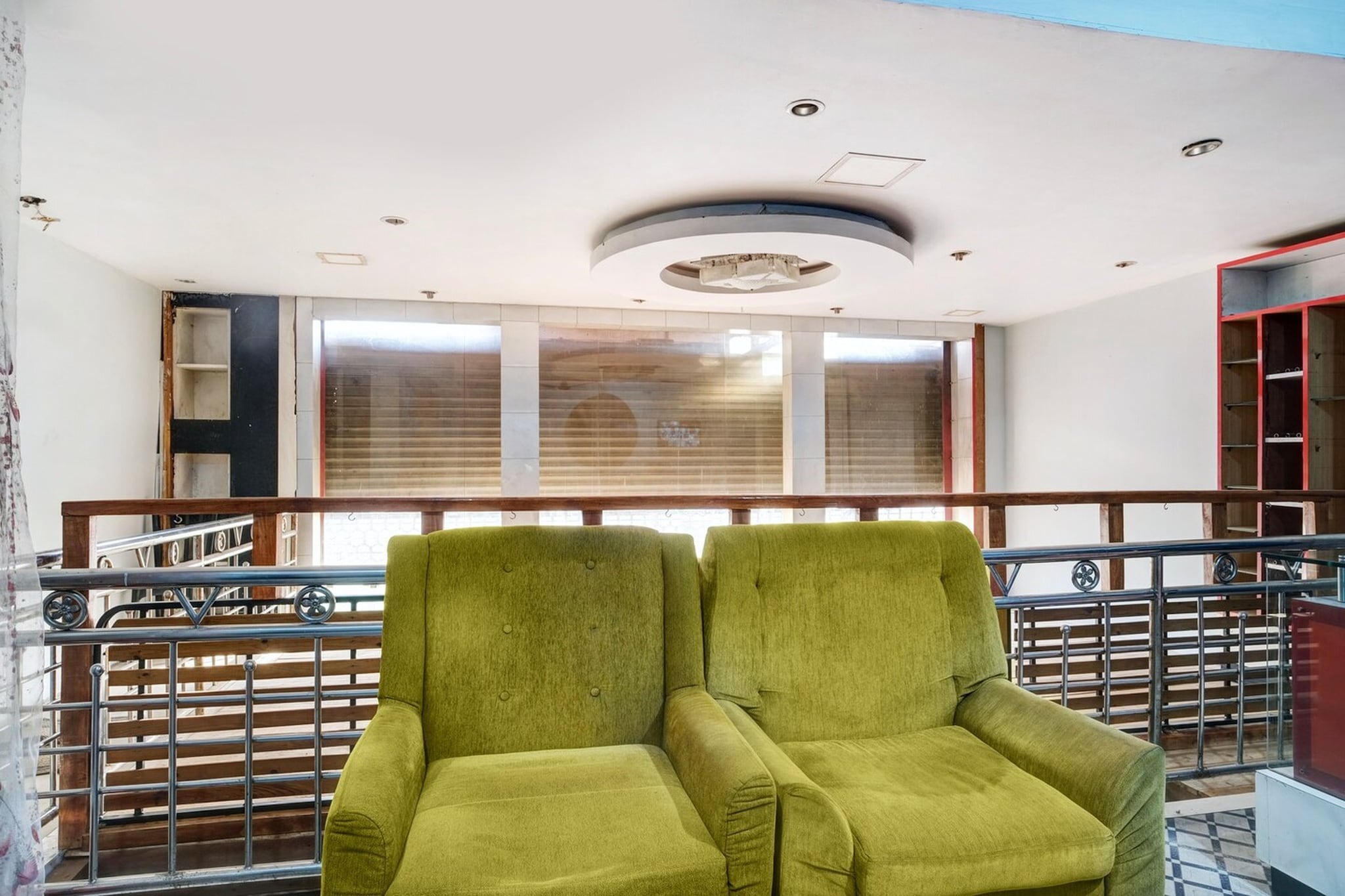 Ground floor: (bedroom(double bed, TV, seating area, air conditioning, Towels incl., telephone), bathroom(bathtub or shower, shower, washbasin, toilet, shampoo, body soap, hot water), Parking)