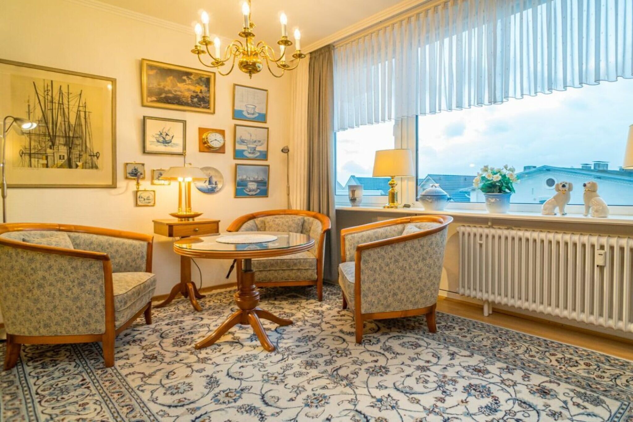 Very well-maintained 1-room apartment, approximately 23m², on the 3rd floor.
West-facing, no balcony, overlooking Friedrichstraße.
Living room/bedroom with laminate flooring,
Double Murphy bed (1.60m x 2m),
Seating/dining area with 3 armchairs and a round glass table,
TV, radio,
Kitchenette with
- 4-burner stove,
- Kettle,
- Toaster
- Egg cooker
- Coffee machine
Shower room with towel dryer and toilet.
Parking space on the parking deck (no allocation). Locked bicycle storage room.
Please note: There are steps in the entrance area, followed by the elevator.
Non-smoking apartment.
Pets are not permitted.
Bed linens and towels can be booked for a fee.
