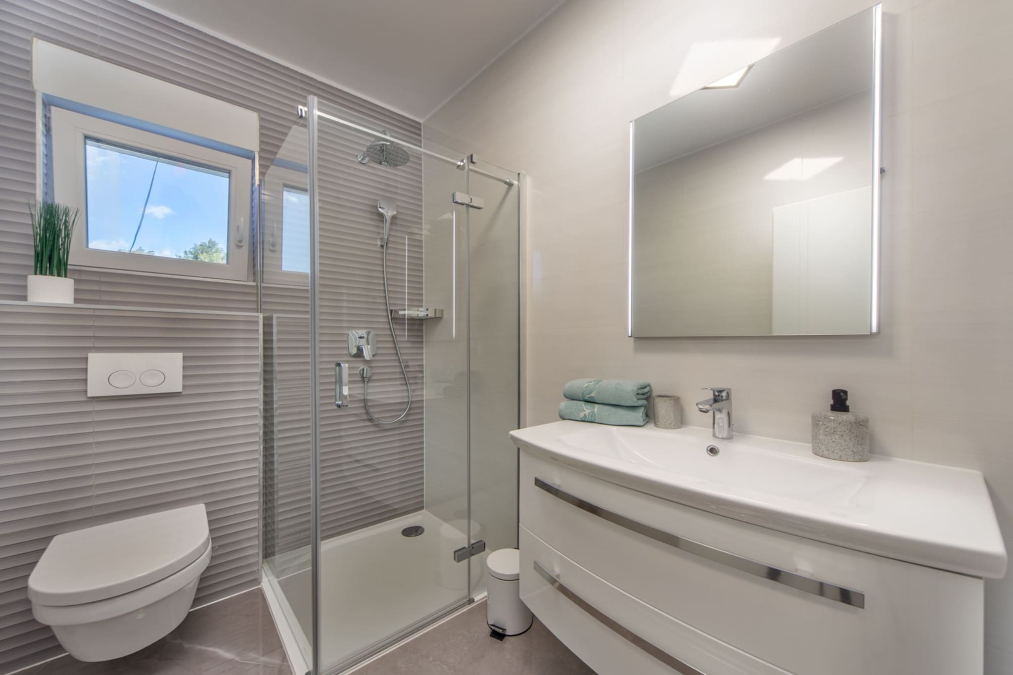 Villa Shaula -  Five Bedroom Holiday Home with Pool,Sauna and Gym-Badezimmer