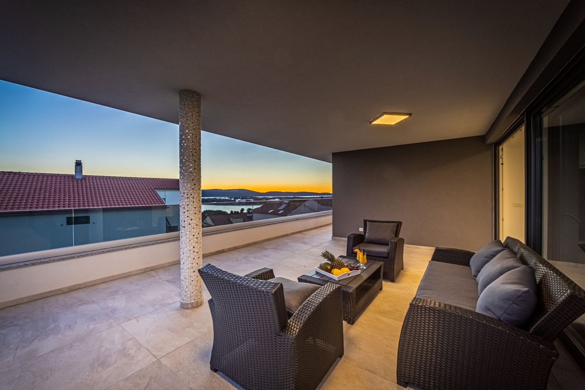 Villa Shaula -  Five Bedroom Holiday Home with Pool,Sauna and Gym-Terrassenbalkon