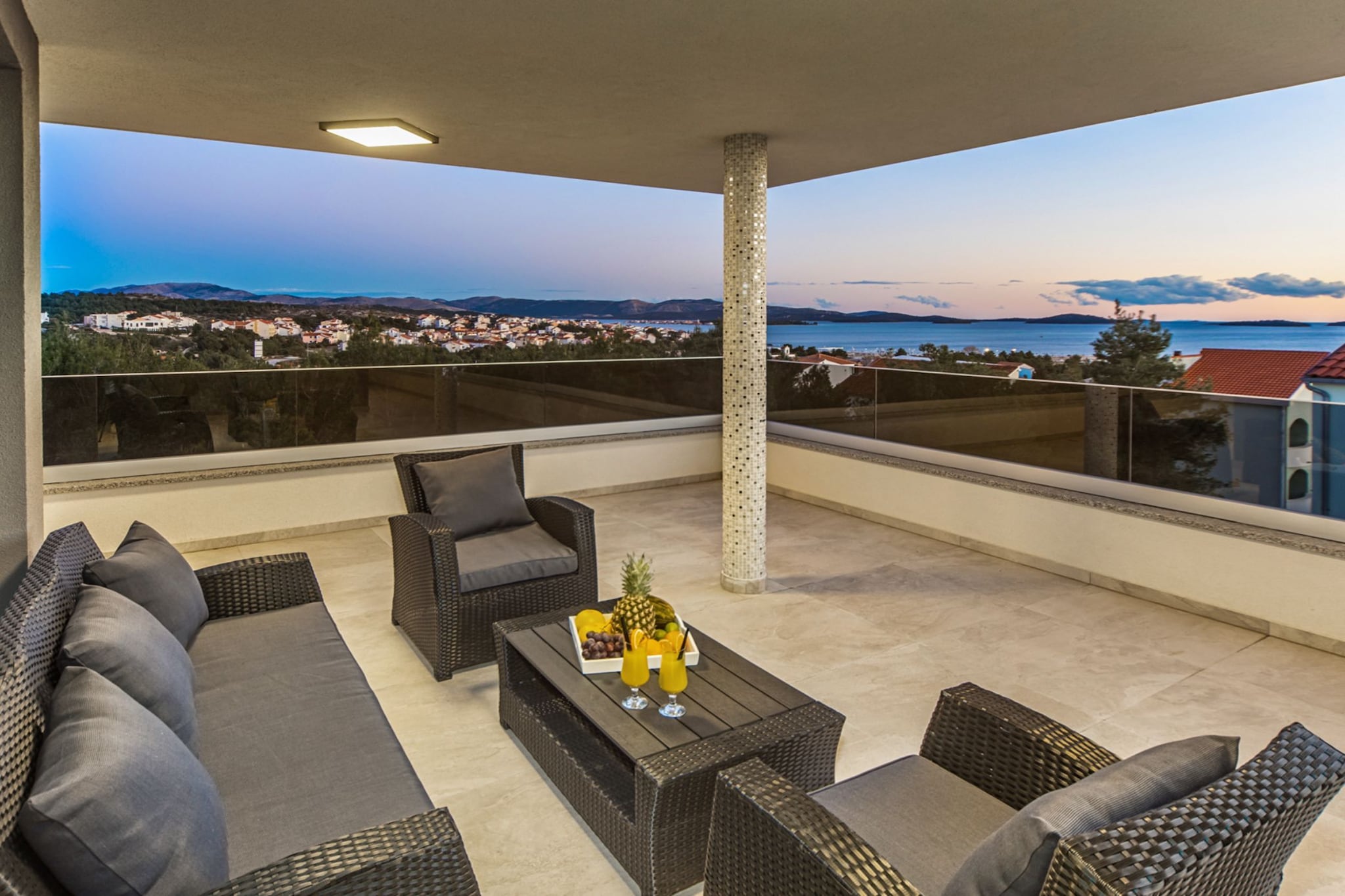 Villa Shaula -  Five Bedroom Holiday Home with Pool,Sauna and Gym-Terrassenbalkon