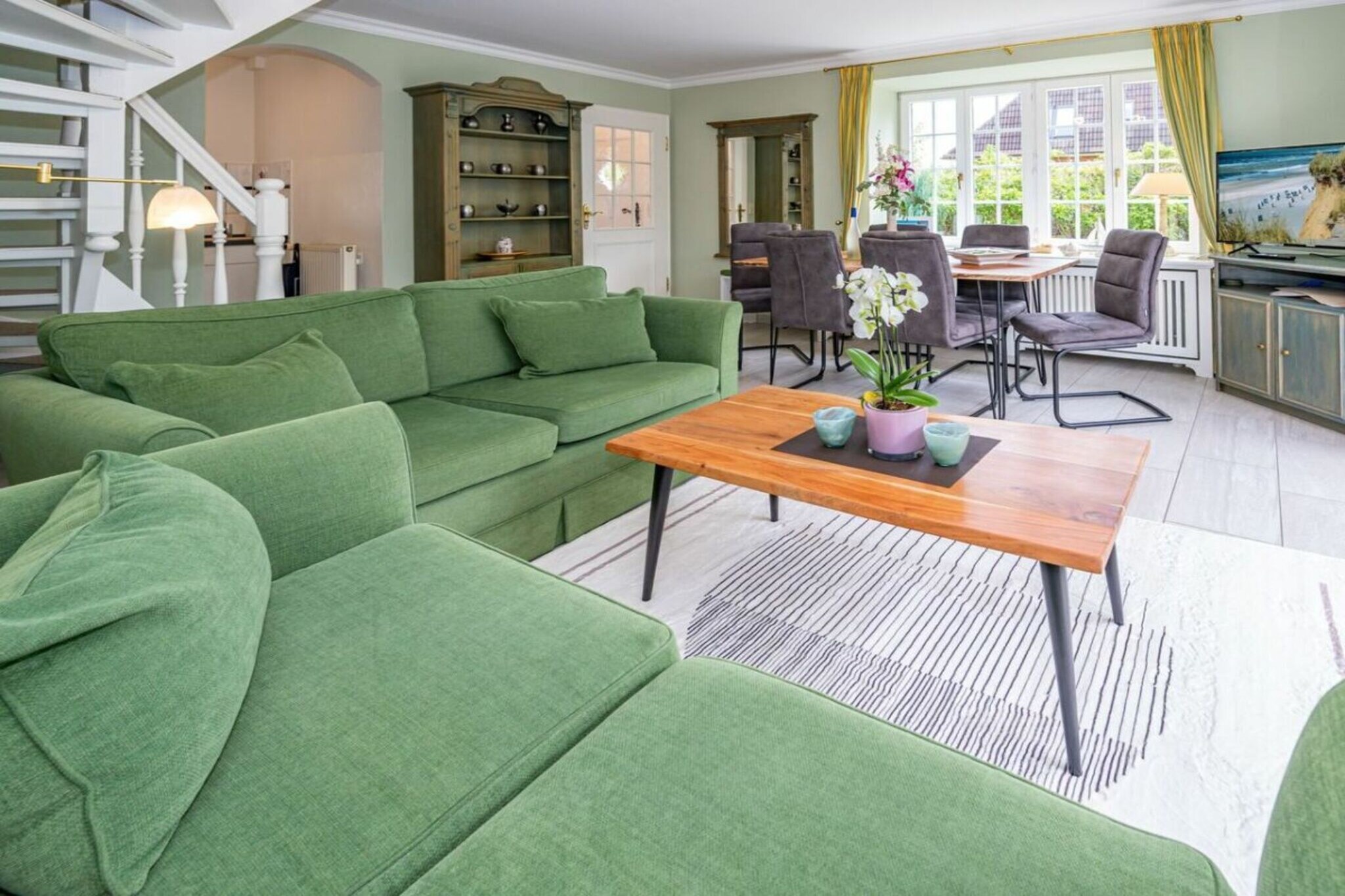 hallway(Wardrobe Coatrack), Kitchen(hob, toaster, coffee machine, oven, dishwasher, fridge, freezer), Living/diningroom(Sofa, TV, dining table, DVD player, radio, heating), bedroom(double bed, TV), bedroom(Wardrobe, double bed), bedroom(single bed, single bed), bathroom(Mirror, toilet, shower, washbasin), guest toilet(Mirror, toilet, washbasin), guest toilet(Mirror, toilet, washbasin), Internet access, heating, terrace(garden furniture), parking, telephone