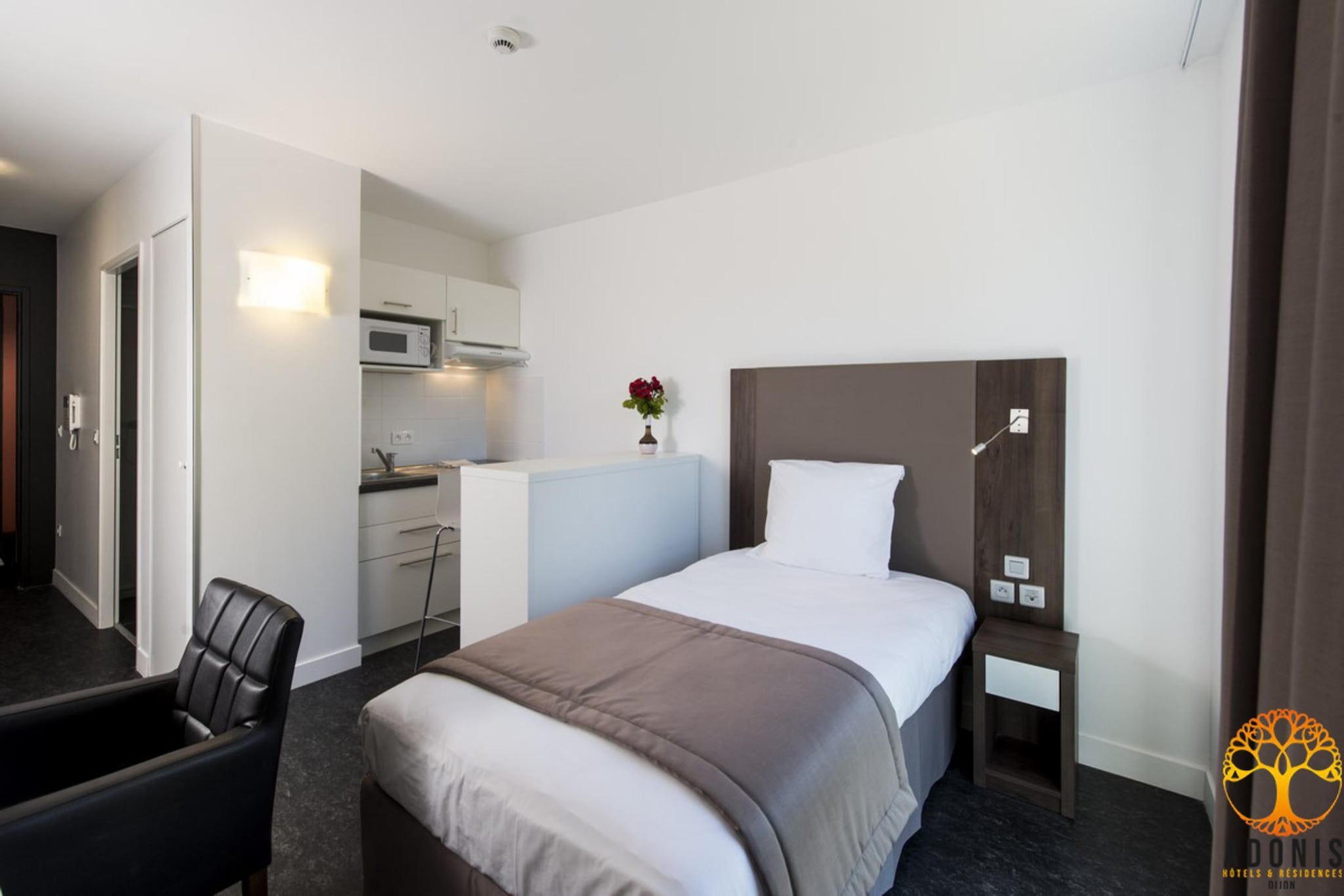 Kitchenette(microwave, dishes and cutlery), Living/bed room(single bed, TV(flatscreen), dining table, seating area), bathroom(shower, toilet), Internet access, Parking, lift, hairdryer