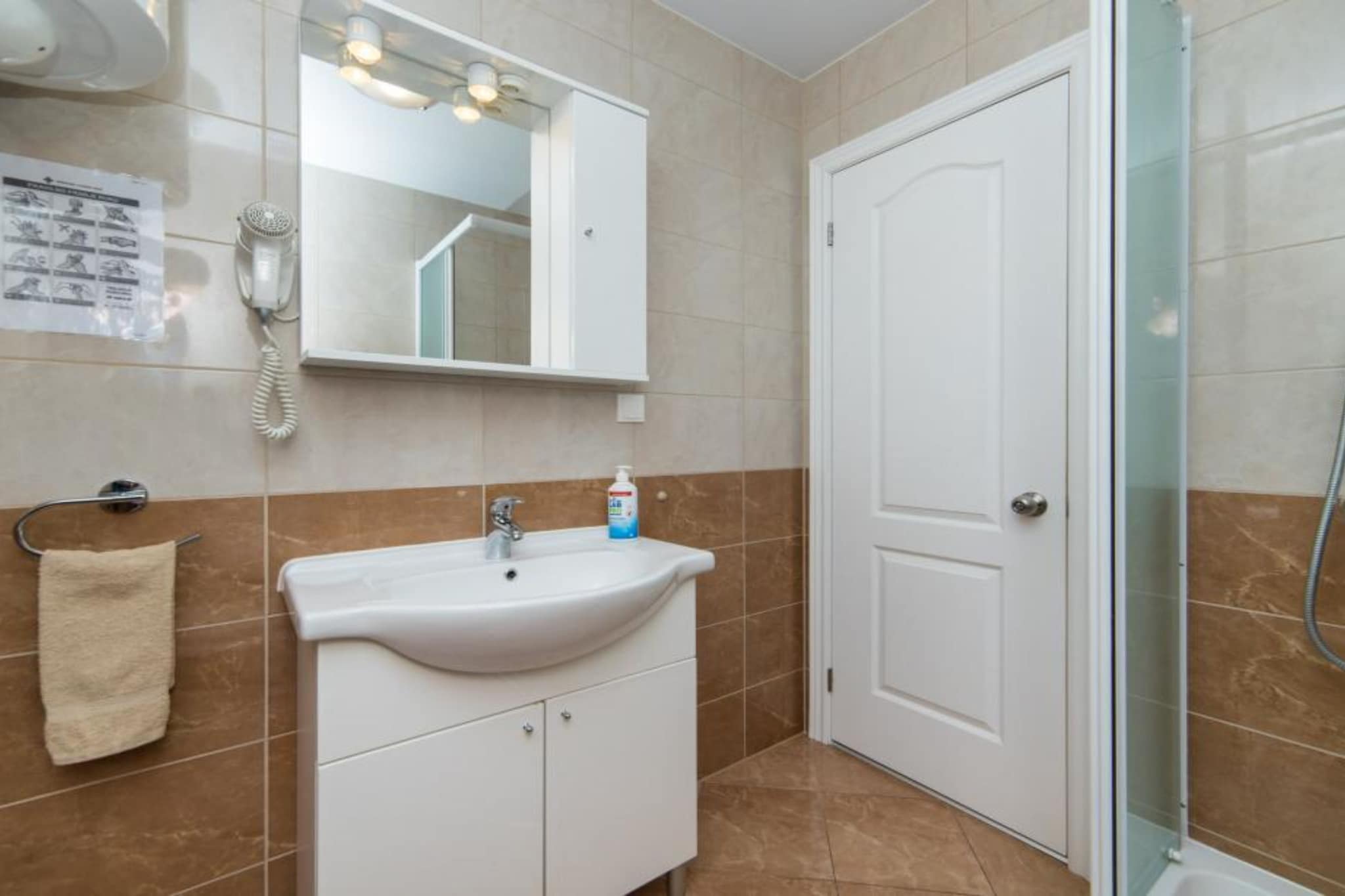 Apartments Nmn - Studio Apartment with Balcony 3-Badezimmer