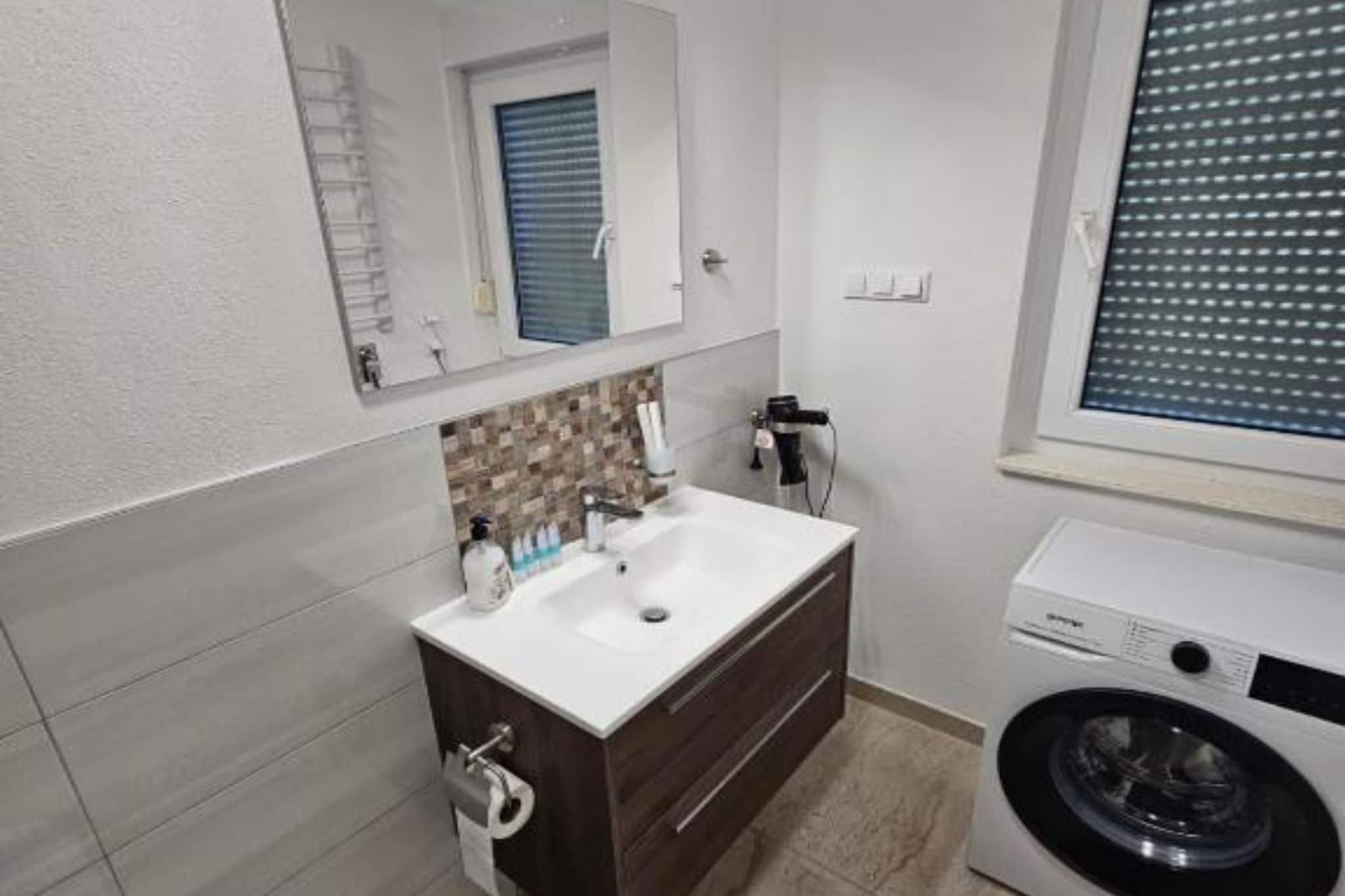 Spacious Villa With Outdoor Swimming Pool in Trogir - Two Bedroom Apartment-Salle de bain
