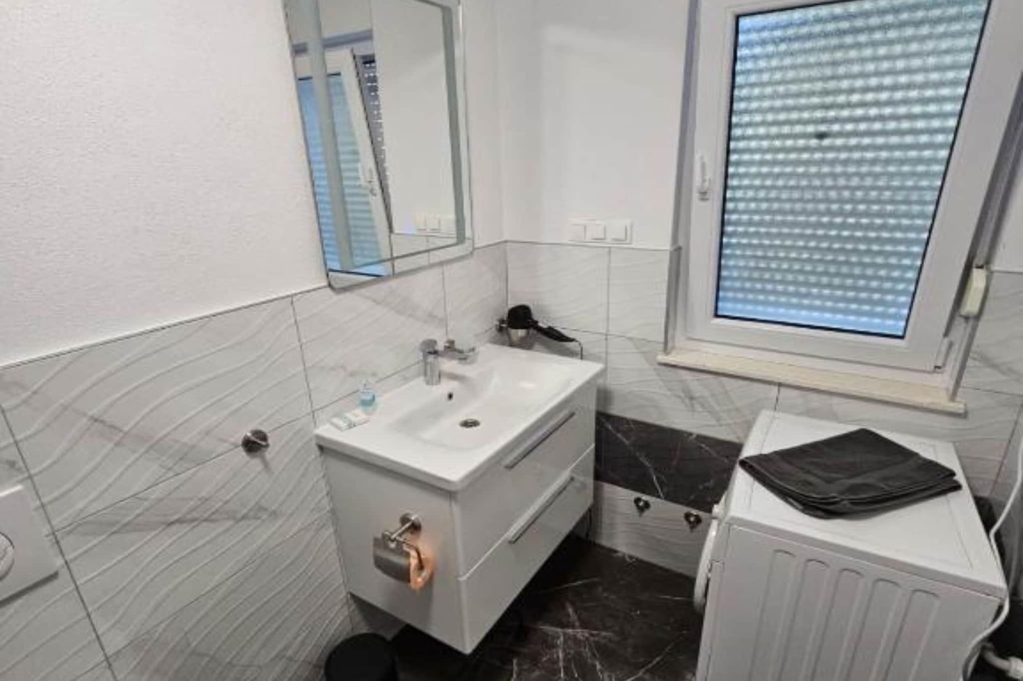 Spacious Villa With Outdoor Swimming Pool in Trogir - Two Bedroom Apartment-Salle de bain