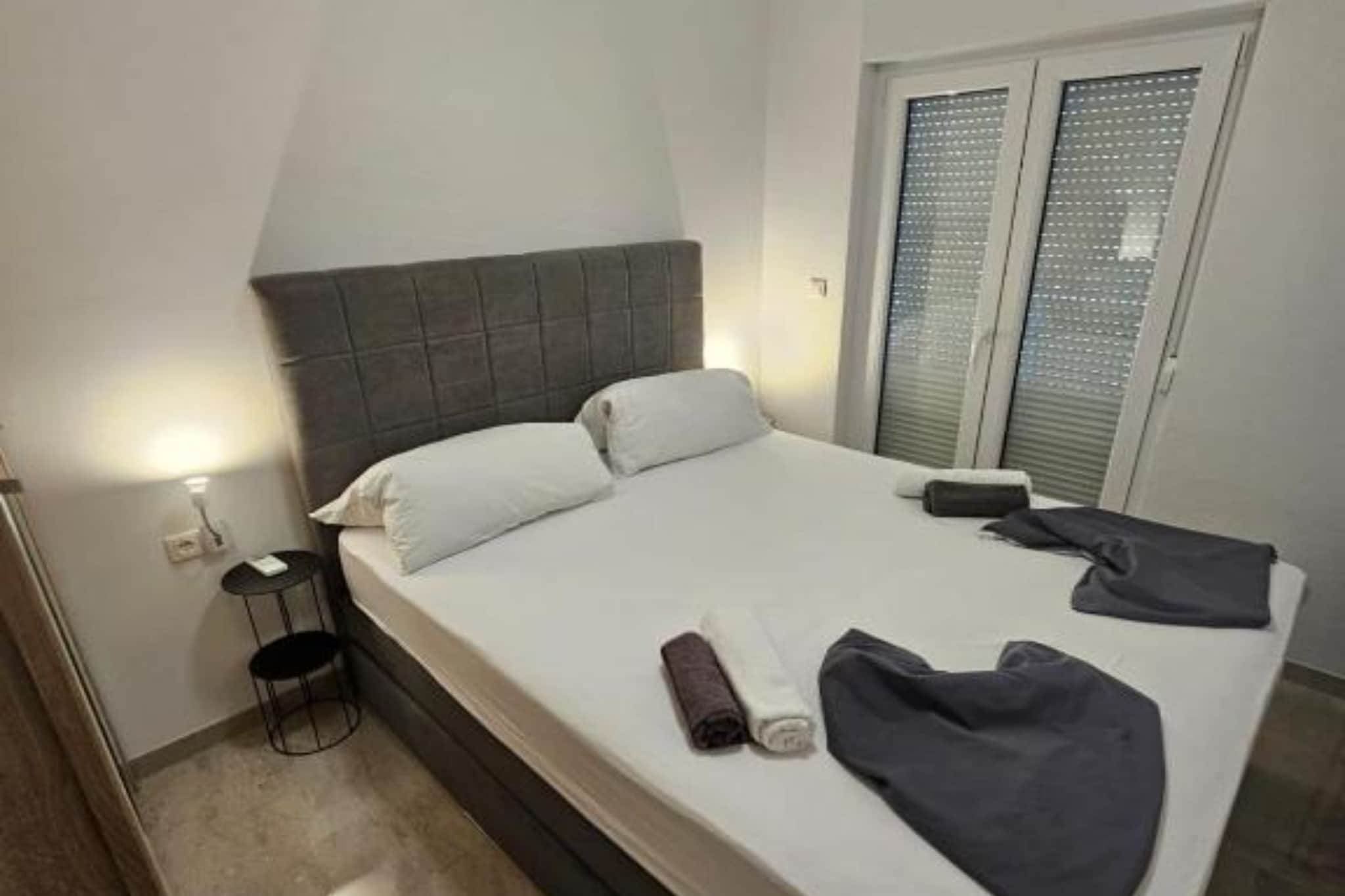 Spacious Villa With Outdoor Swimming Pool in Trogir - Classic Two Bedroom Apartment-Chambre