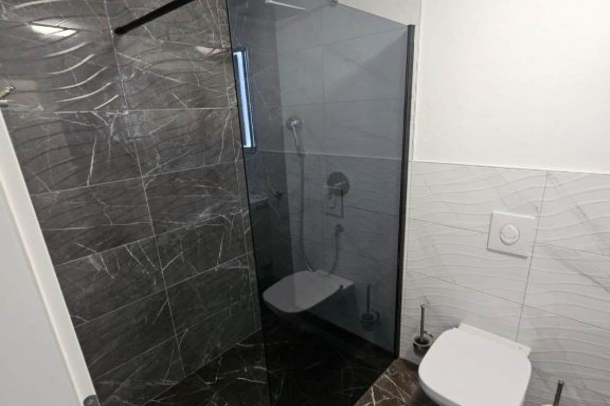 Spacious Villa With Outdoor Swimming Pool in Trogir - Classic Two Bedroom Apartment-Salle de bain