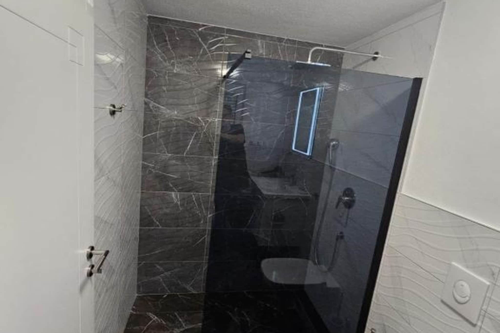 Spacious Villa With Outdoor Swimming Pool in Trogir - Classic Two Bedroom Apartment-Salle de bain