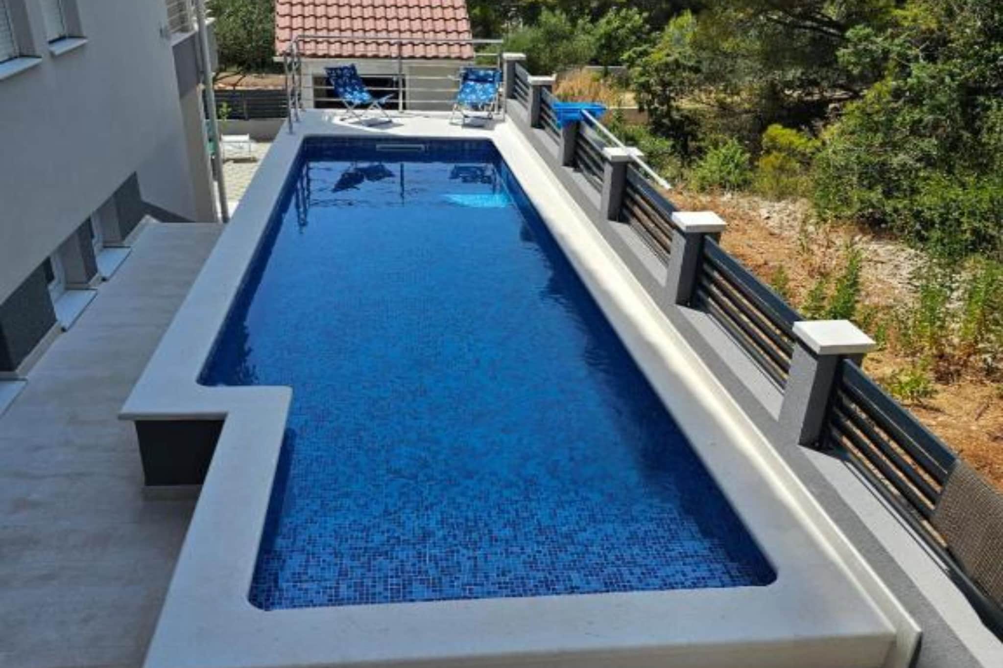 Spacious Villa With Outdoor Swimming Pool in Trogir - Three Bedroom Apartment-Piscine