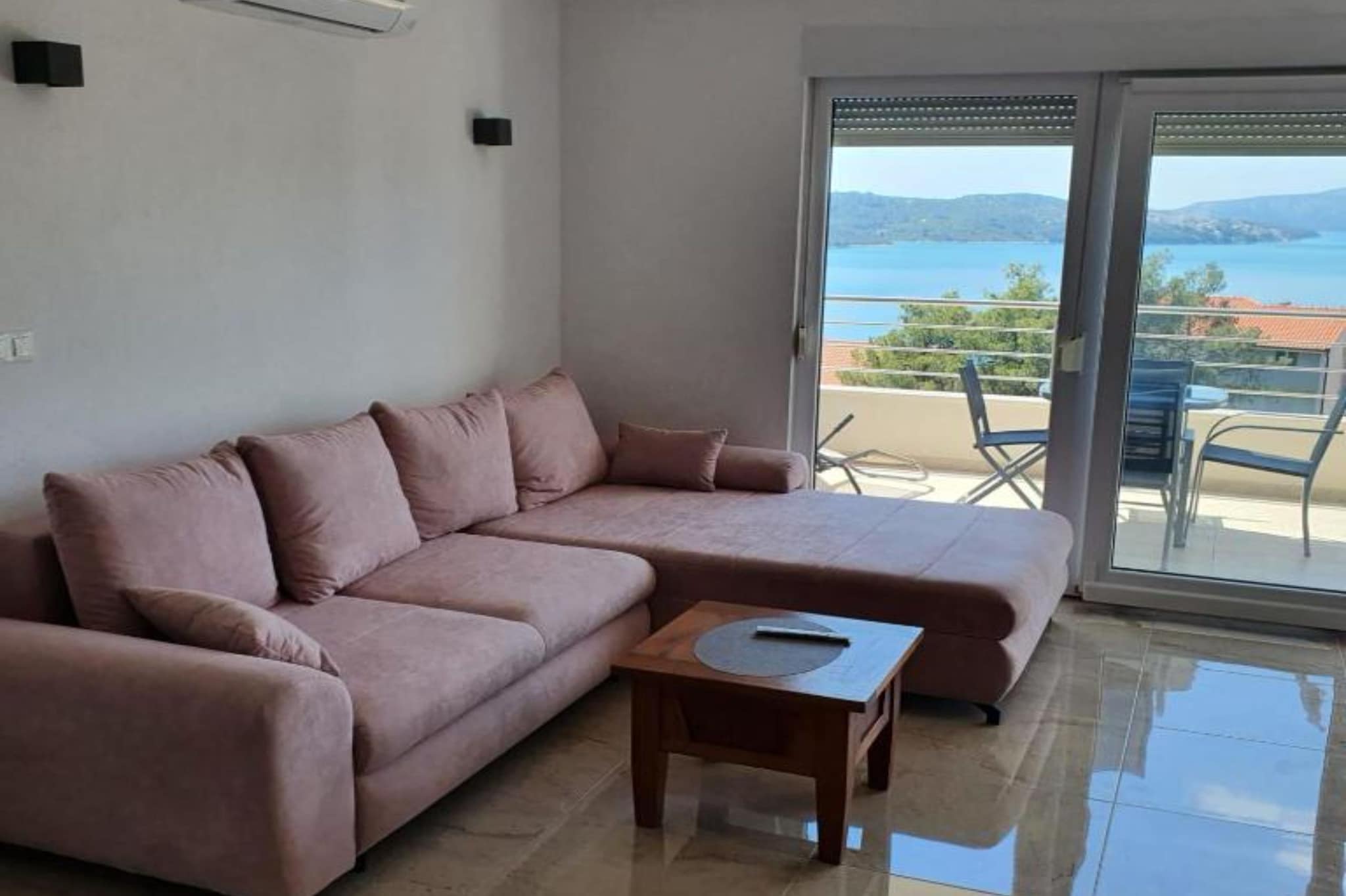 Spacious Villa With Outdoor Swimming Pool in Trogir - Three Bedroom Apartment-Chambre