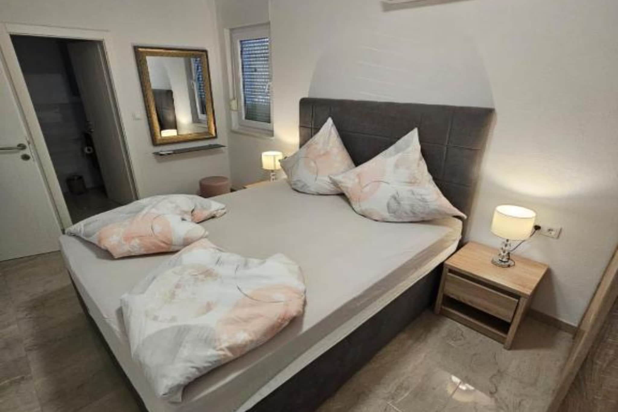 Spacious Villa With Outdoor Swimming Pool in Trogir - Three Bedroom Apartment-Chambre