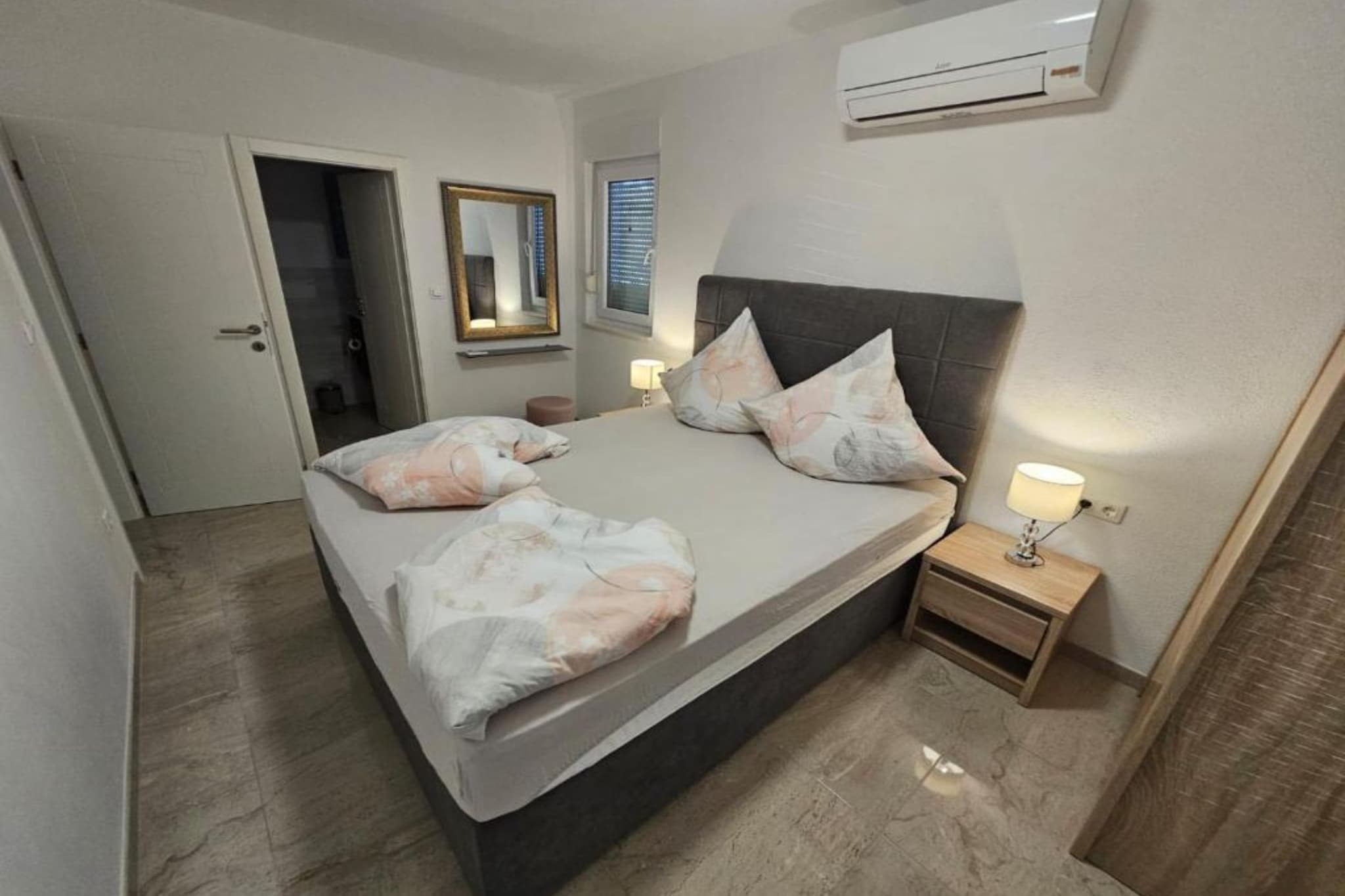 Spacious Villa With Outdoor Swimming Pool in Trogir - Three Bedroom Apartment-Chambre