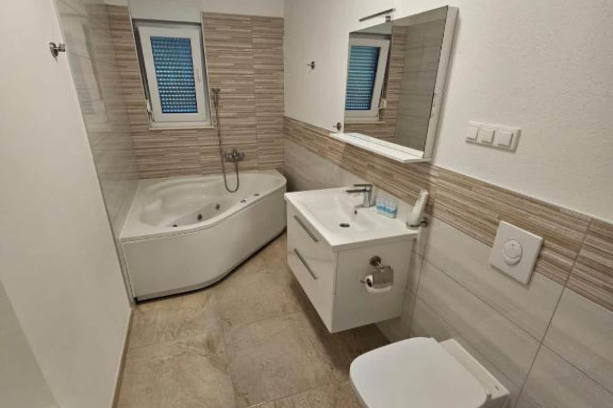 Spacious Villa With Outdoor Swimming Pool in Trogir - Three Bedroom Apartment-Salle de bain