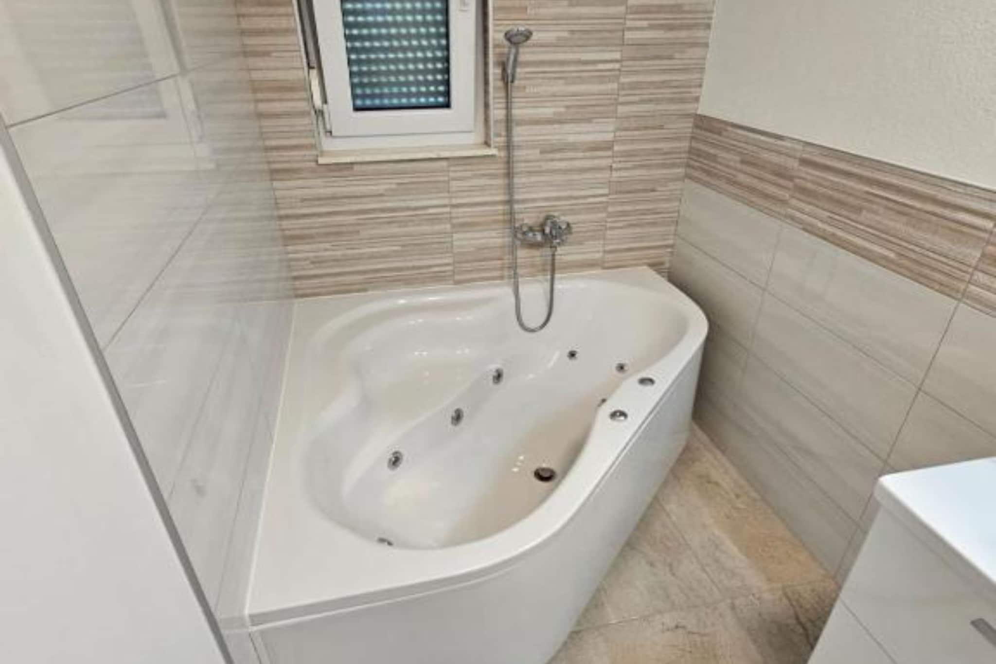 Spacious Villa With Outdoor Swimming Pool in Trogir - Three Bedroom Apartment-Salle de bain