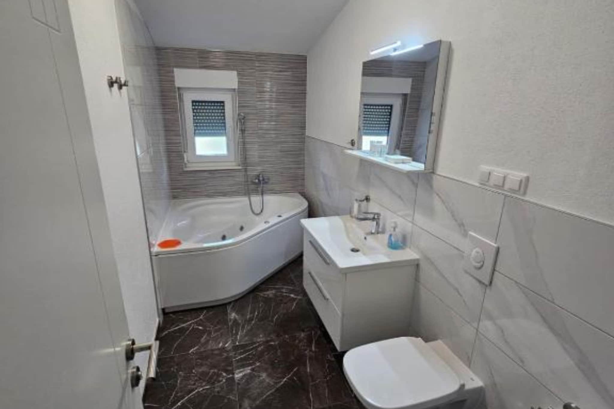 Spacious Villa With Outdoor Swimming Pool in Trogir - Three Bedroom Apartment-Salle de bain