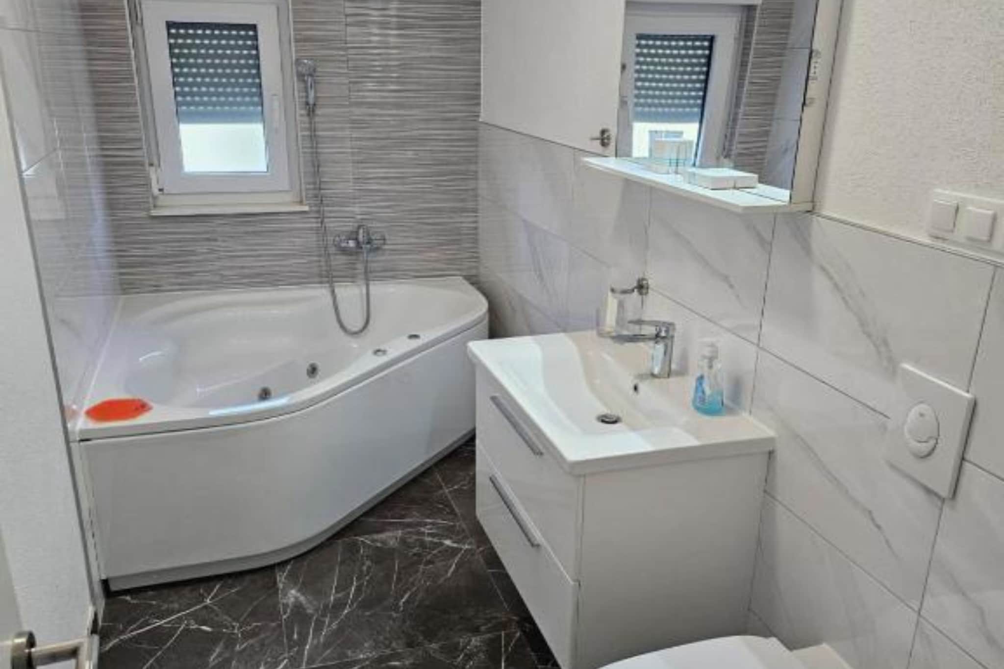 Spacious Villa With Outdoor Swimming Pool in Trogir - Three Bedroom Apartment-Salle de bain