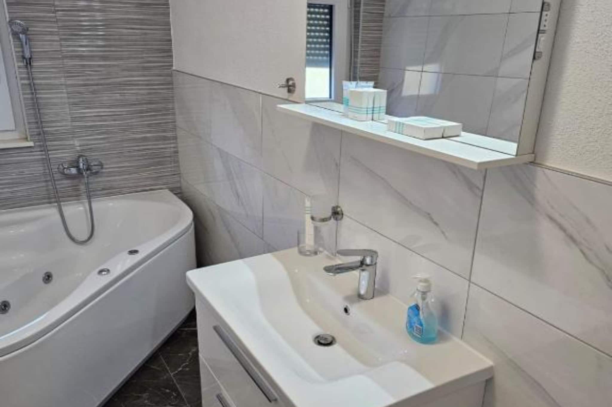 Spacious Villa With Outdoor Swimming Pool in Trogir - Three Bedroom Apartment-Salle de bain