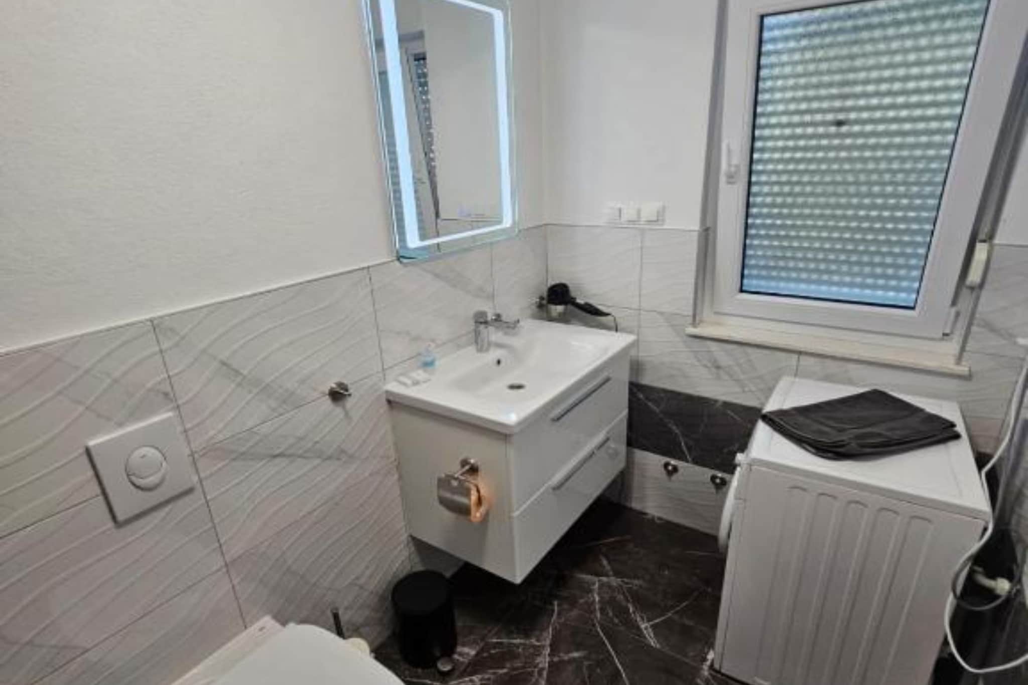 Spacious Villa With Outdoor Swimming Pool in Trogir - Three Bedroom Apartment-Salle de bain