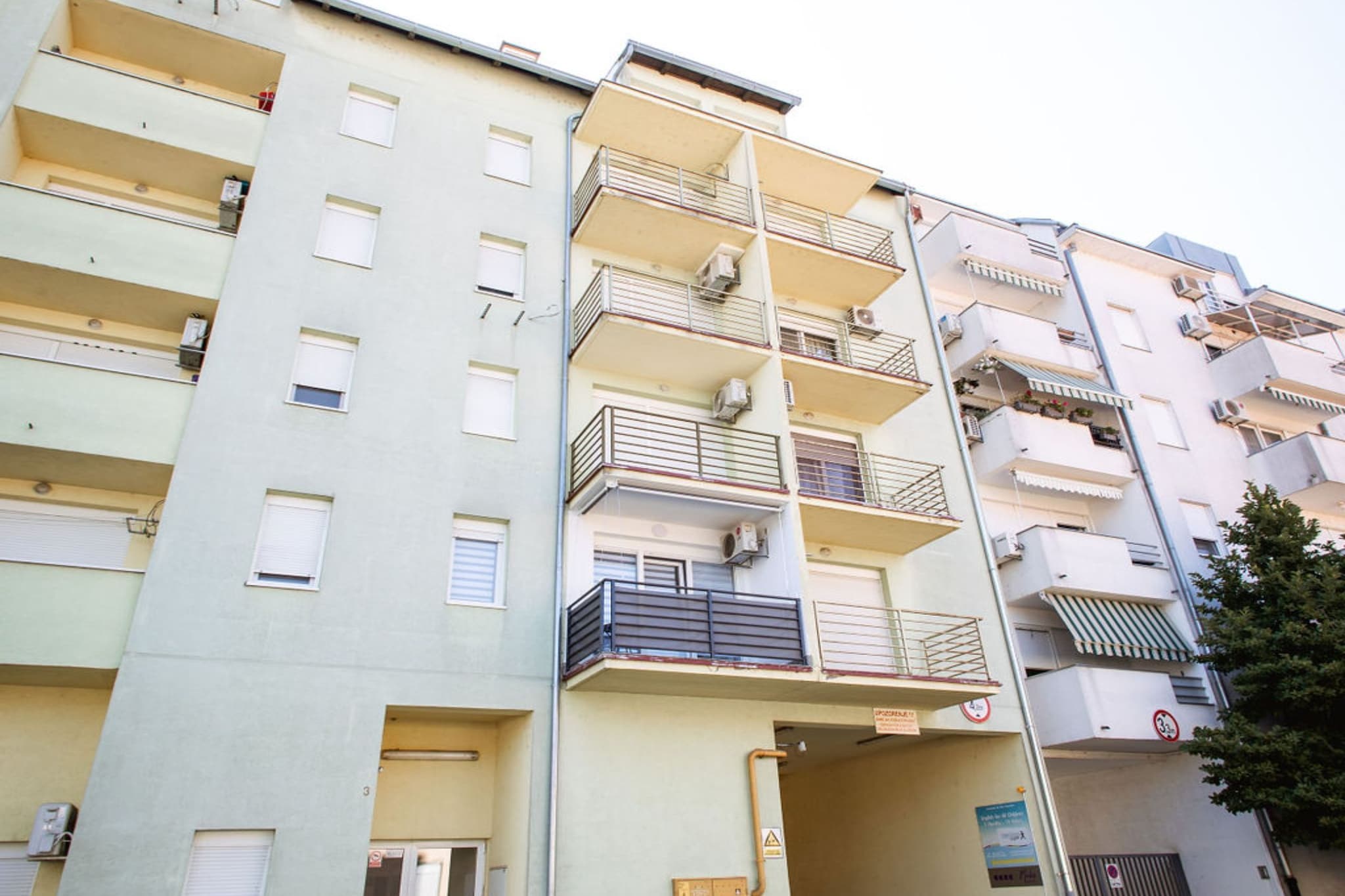 Stylish Apartments with Osijek Near Top Attractions - Standard Studio Apartment  - Maks 3-Buitenlucht