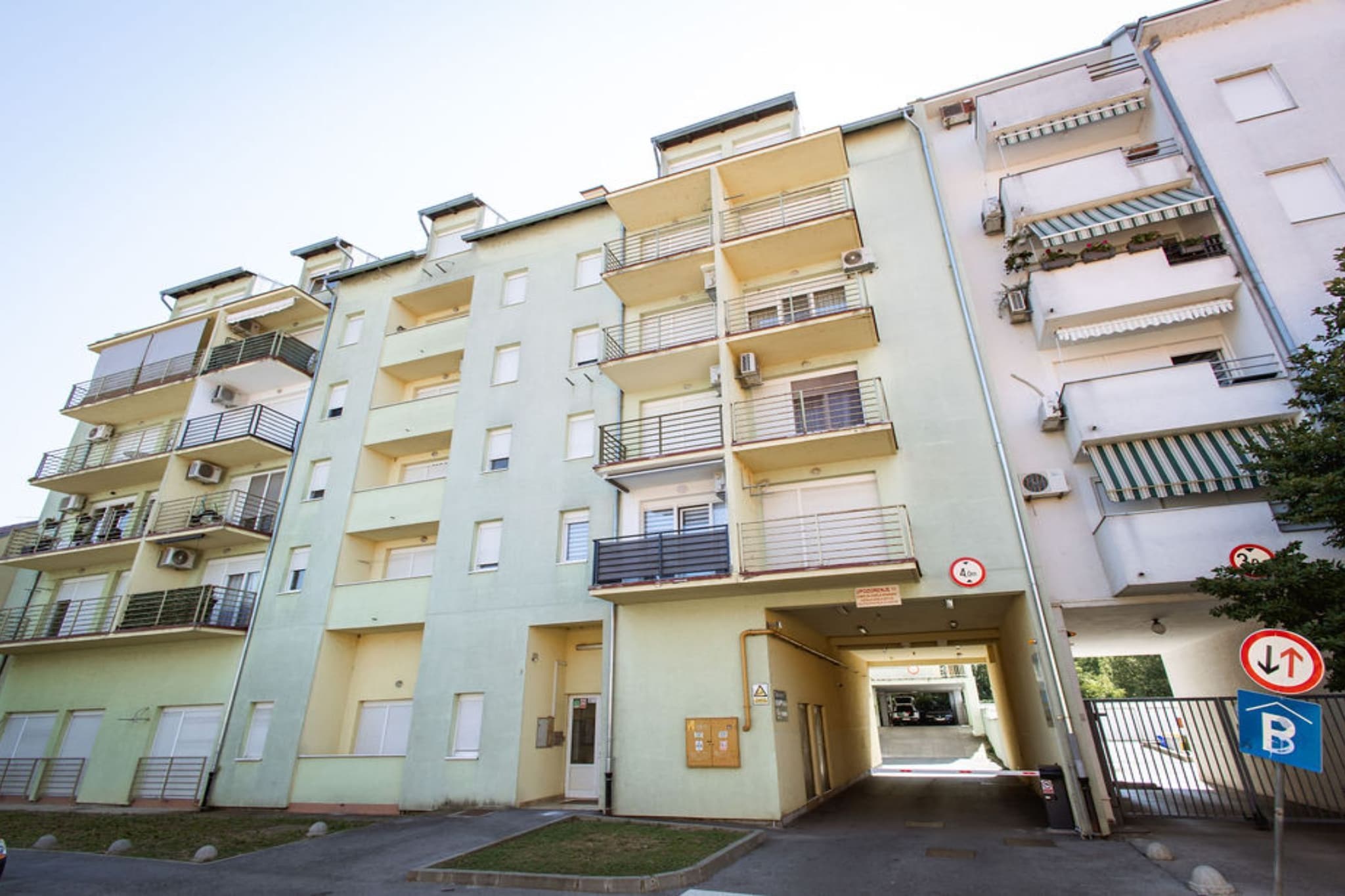 Stylish Apartments with Osijek Near Top Attractions - Standard Studio Apartment  - Maks 3-Buitenlucht