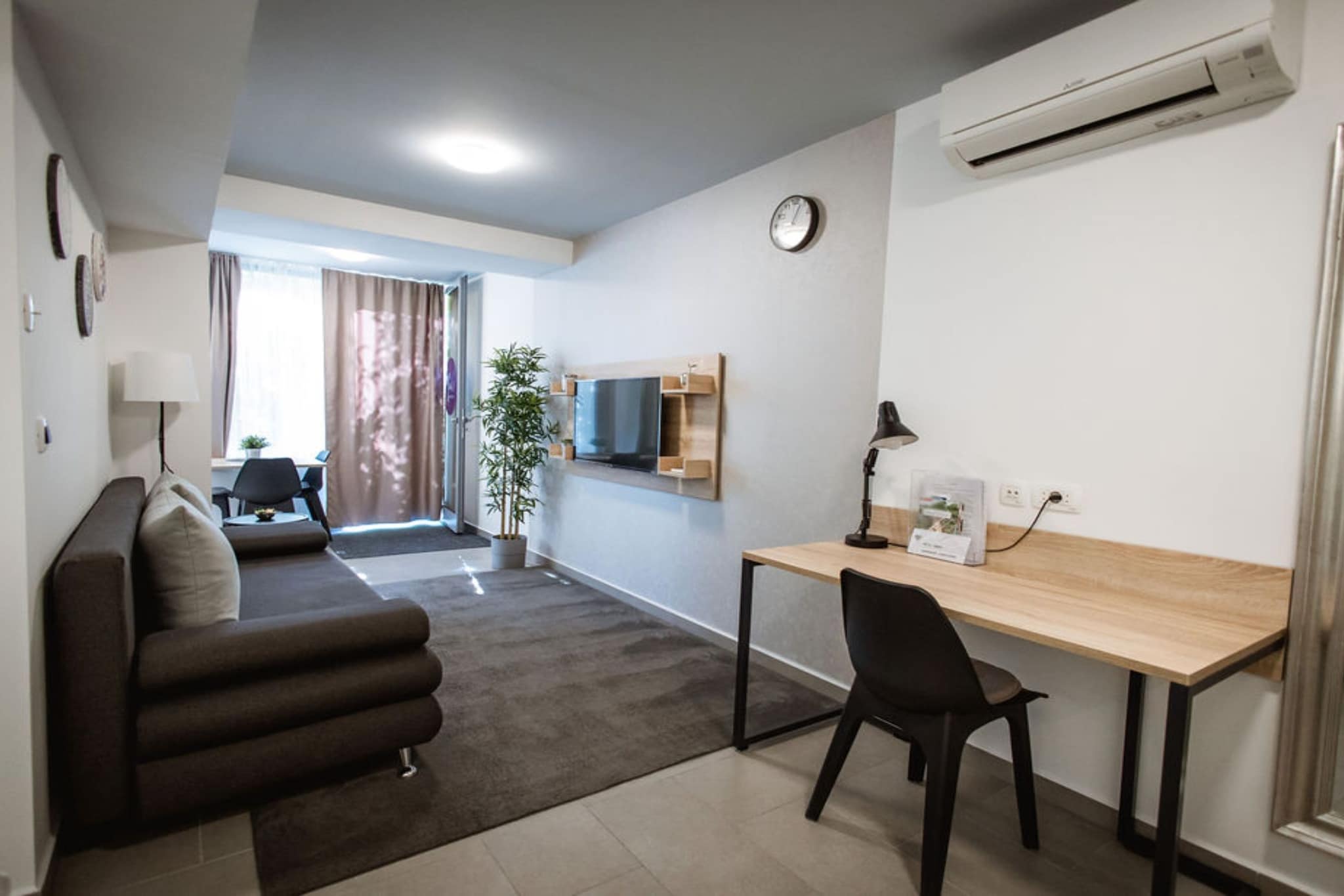 Stylish Apartments with Osijek Near Top Attractions - Standard Studio Apartment  - Maks 3-Woonkamer
