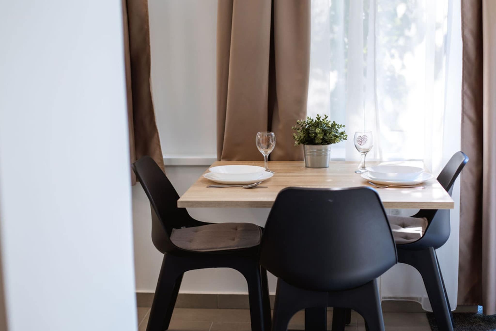 Stylish Apartments with Osijek Near Top Attractions - Standard Studio Apartment  - Maks 3-Eetkamer