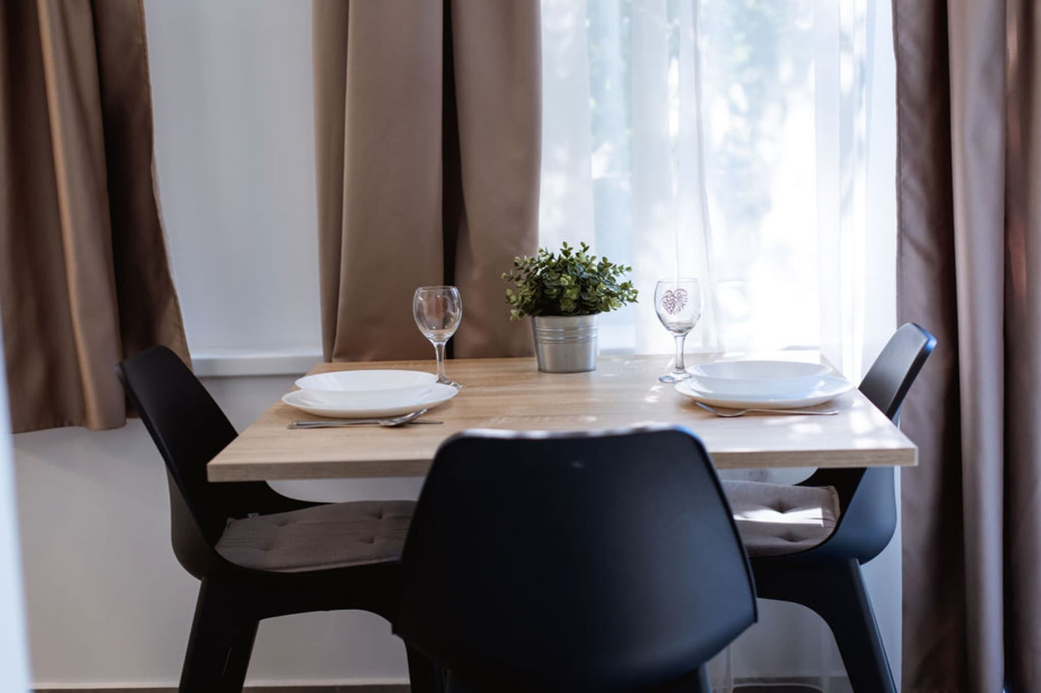 Stylish Apartments with Osijek Near Top Attractions - Standard Studio Apartment  - Maks 3-Eetkamer