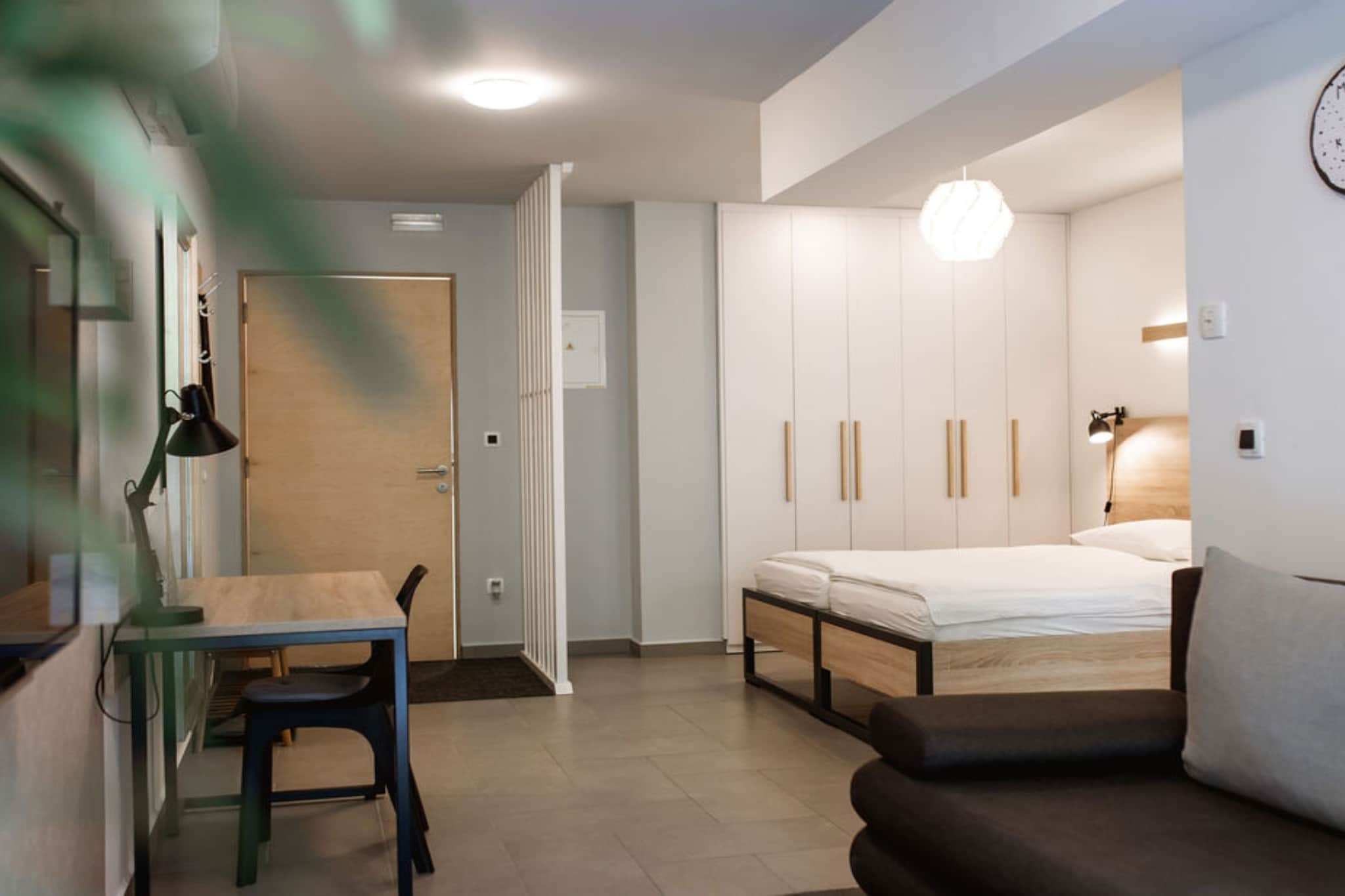 Stylish Apartments with Osijek Near Top Attractions - Standard Studio Apartment  - Maks 3-Slaapkamer