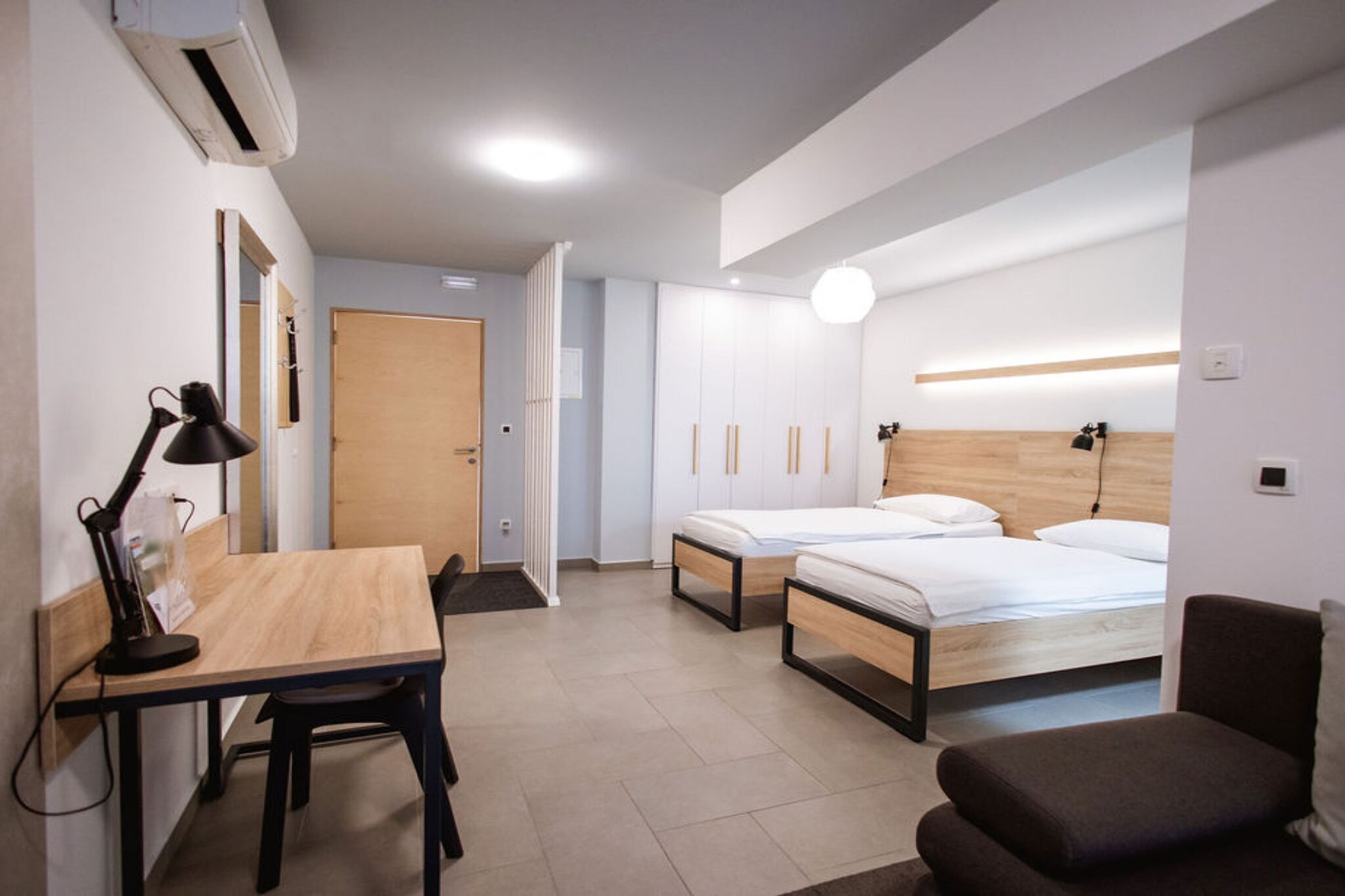 Stylish Apartments with Osijek Near Top Attractions - Standard Studio Apartment  - Maks 3-Slaapkamer