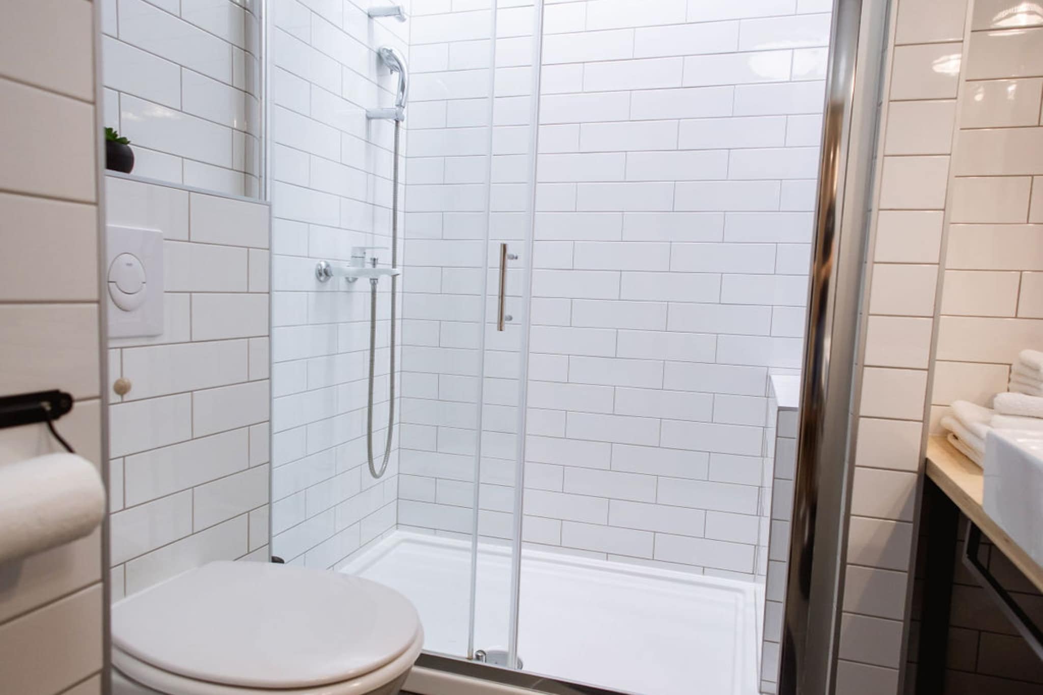 Stylish Apartments with Osijek Near Top Attractions - Standard Studio Apartment  - Maks 3-Badkamer