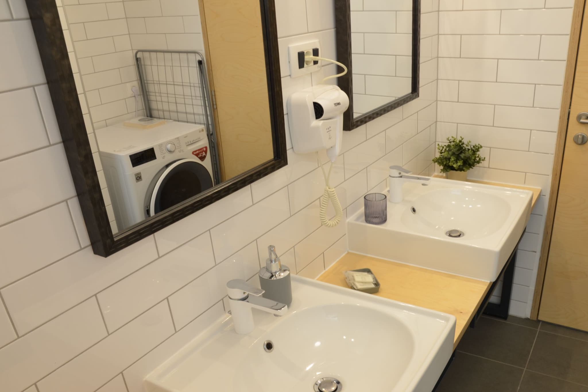 Stylish Apartments with Osijek Near Top Attractions - Comfort Studio Apartment - Maks-Badezimmer