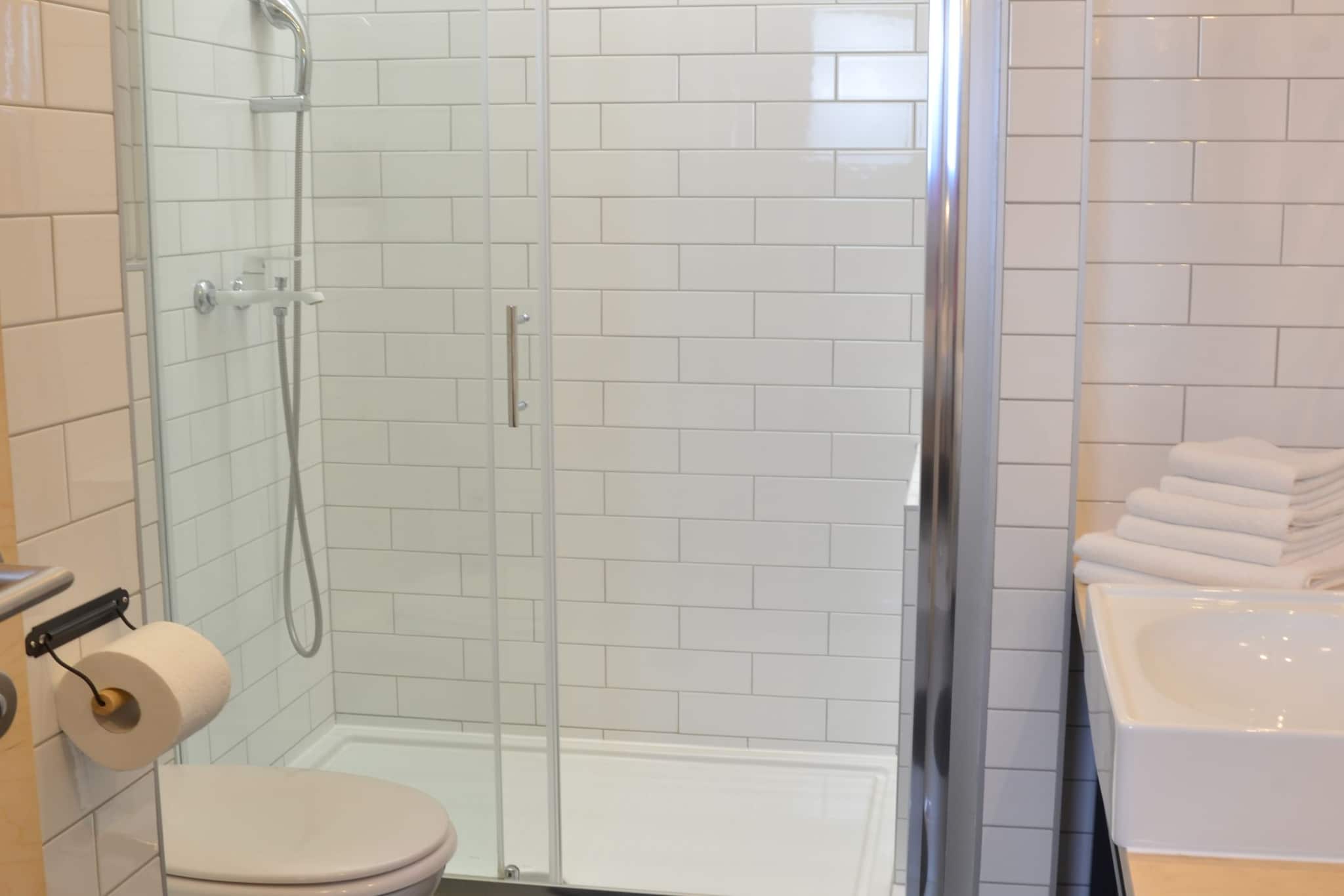 Stylish Apartments with Osijek Near Top Attractions - Comfort Studio Apartment - Maks-Badezimmer