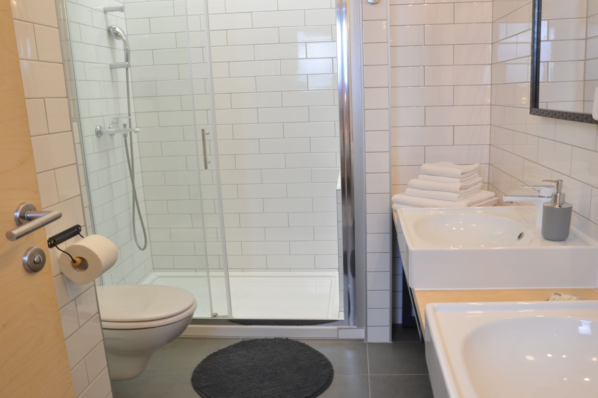 Stylish Apartments with Osijek Near Top Attractions - Comfort Studio Apartment - Maks-Badezimmer