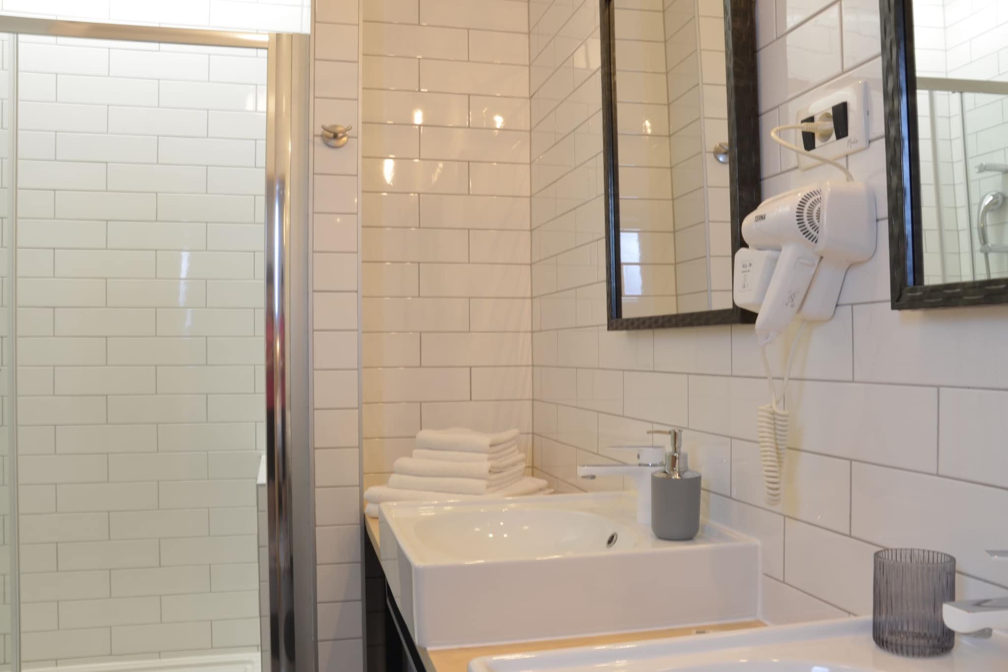 Stylish Apartments with Osijek Near Top Attractions - Comfort Studio Apartment - Maks-Badezimmer