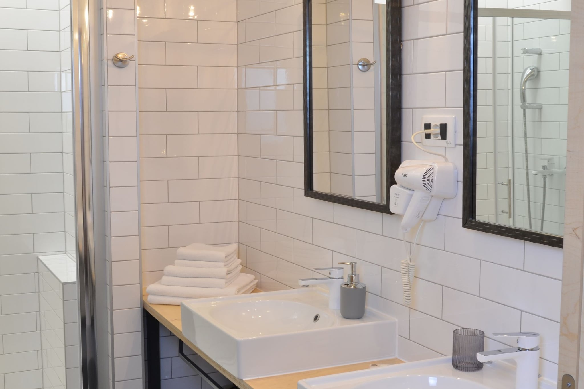 Stylish Apartments with Osijek Near Top Attractions - Comfort Studio Apartment - Maks-Badezimmer