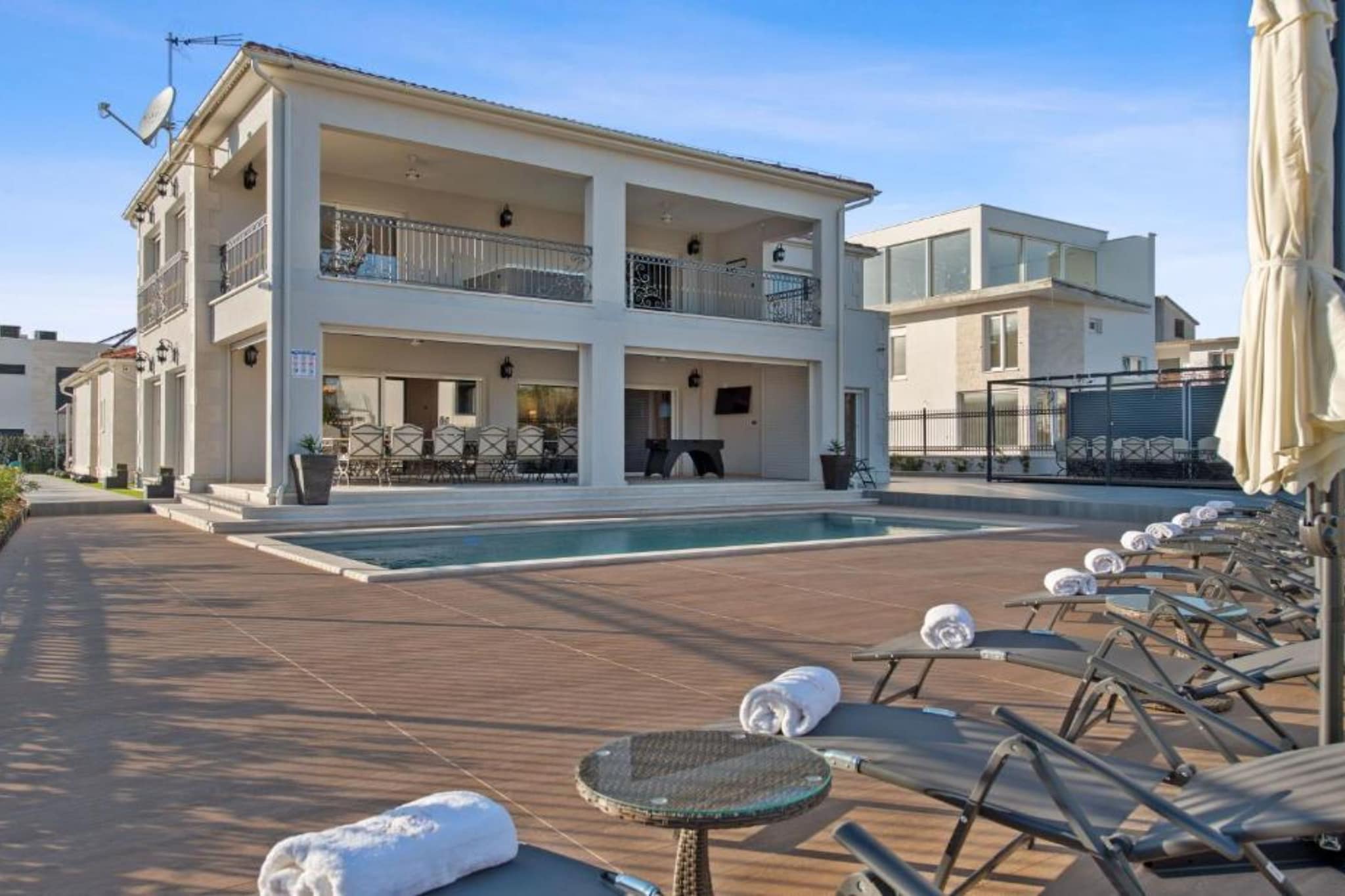 Villa Carolus in Vodice - Five Bedroom Villa with Terrace and Swimming pool-Buitenlucht