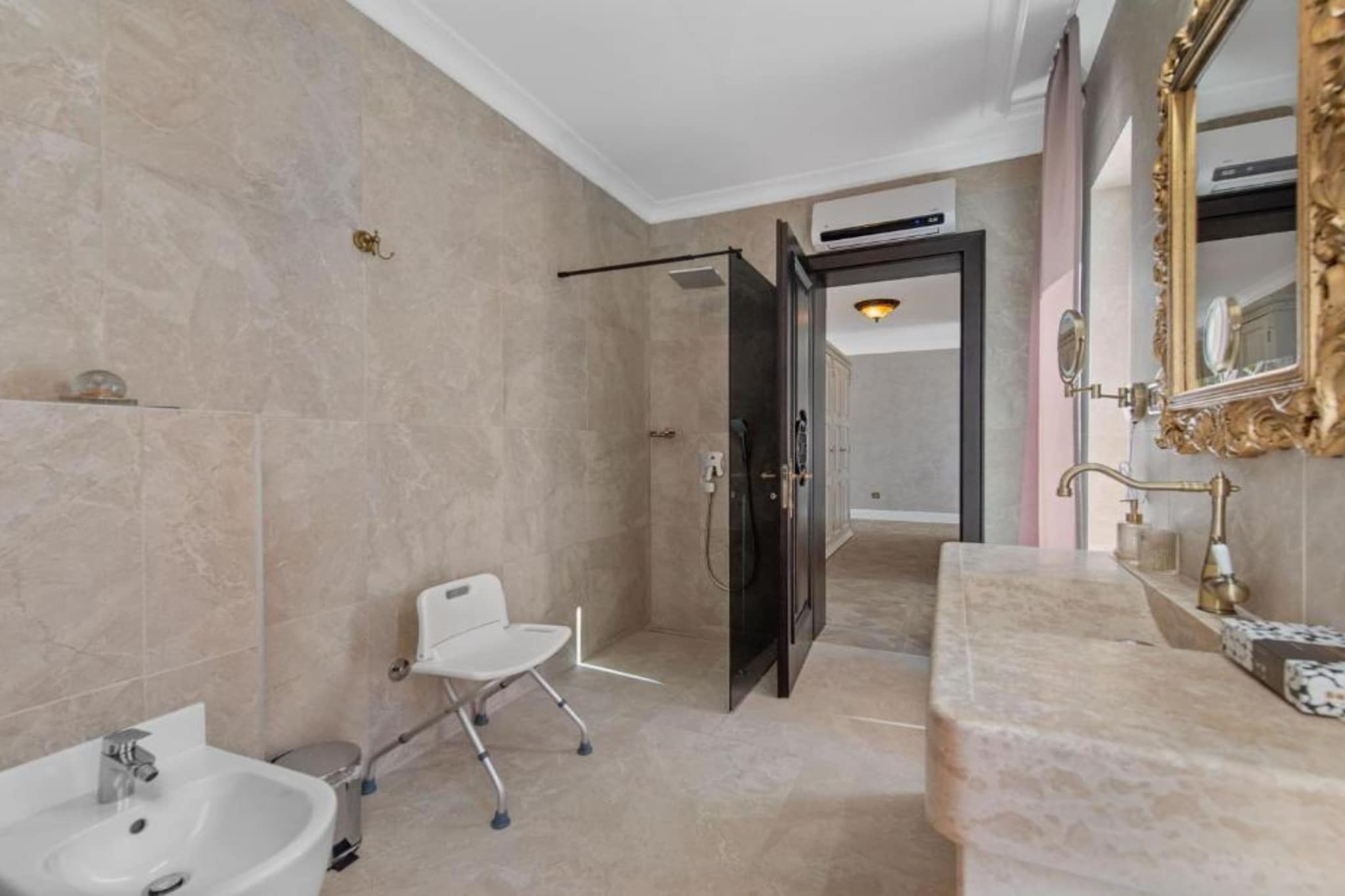 Villa Carolus in Vodice - Five Bedroom Villa with Terrace and Swimming pool-Badkamer