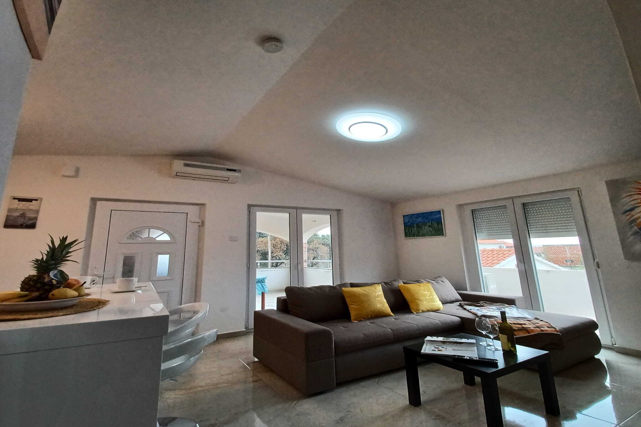 Beachfront Apartment with Balcony and Sea View-Woonkamer