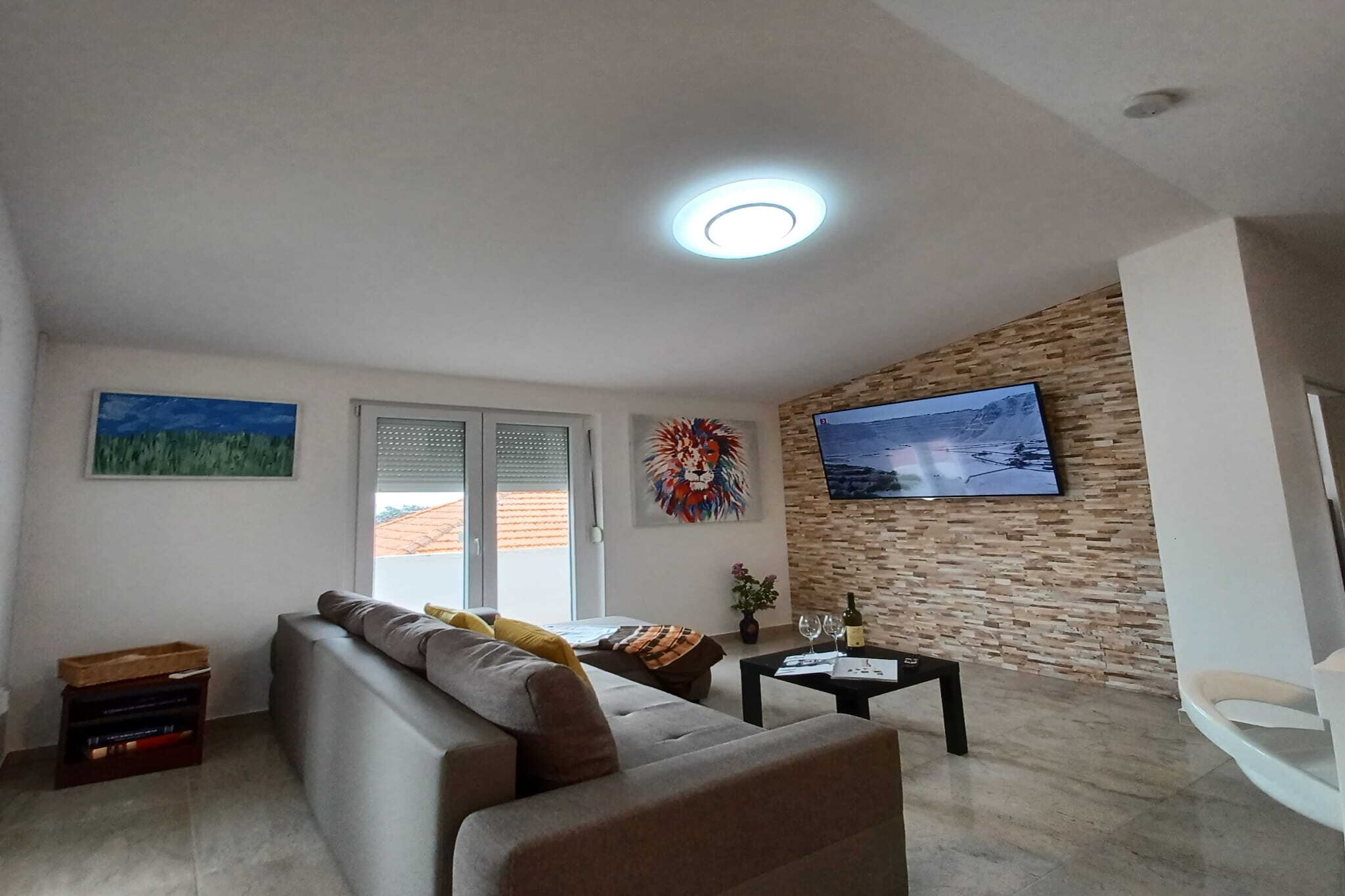 Beachfront Apartment with Balcony and Sea View-Woonkamer