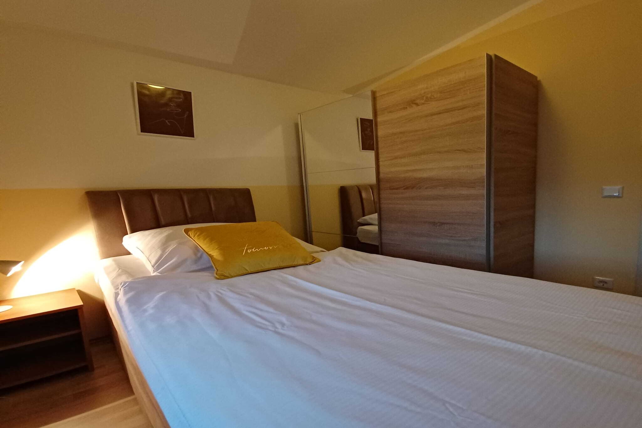 Beachfront Apartment with Balcony and Sea View-Slaapkamer
