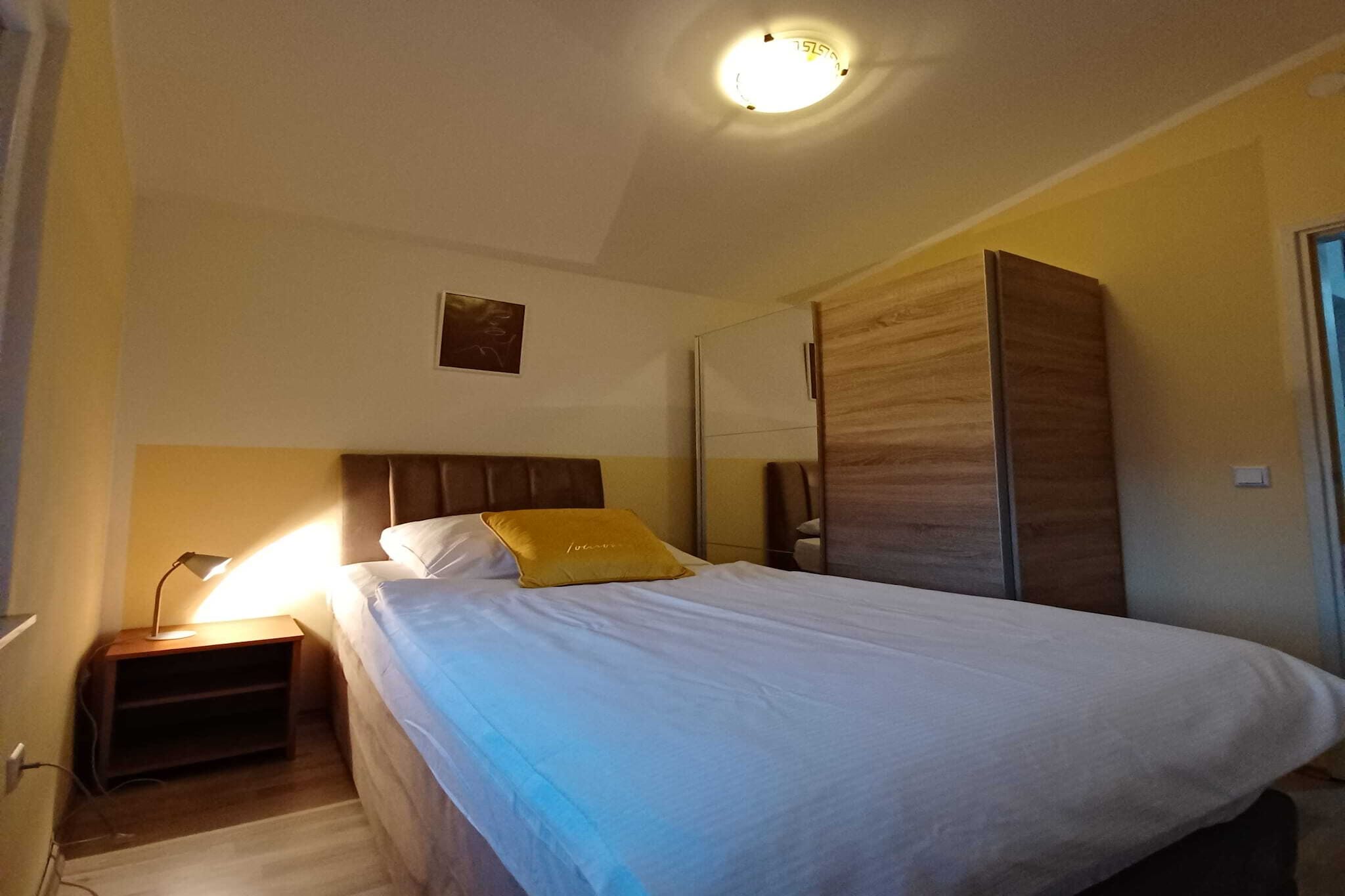 Beachfront Apartment with Balcony and Sea View-Slaapkamer