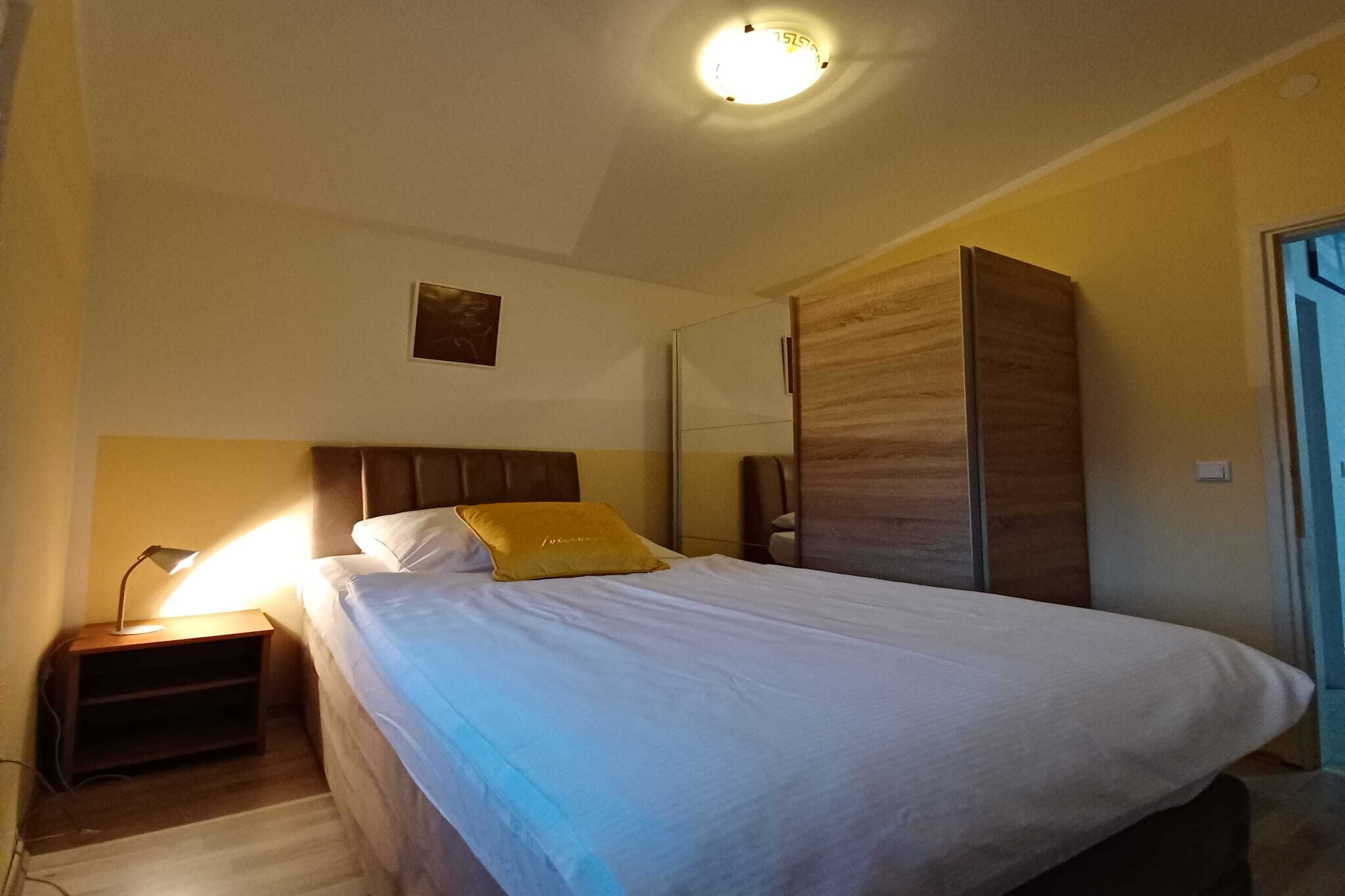 Beachfront Apartment with Balcony and Sea View-Slaapkamer
